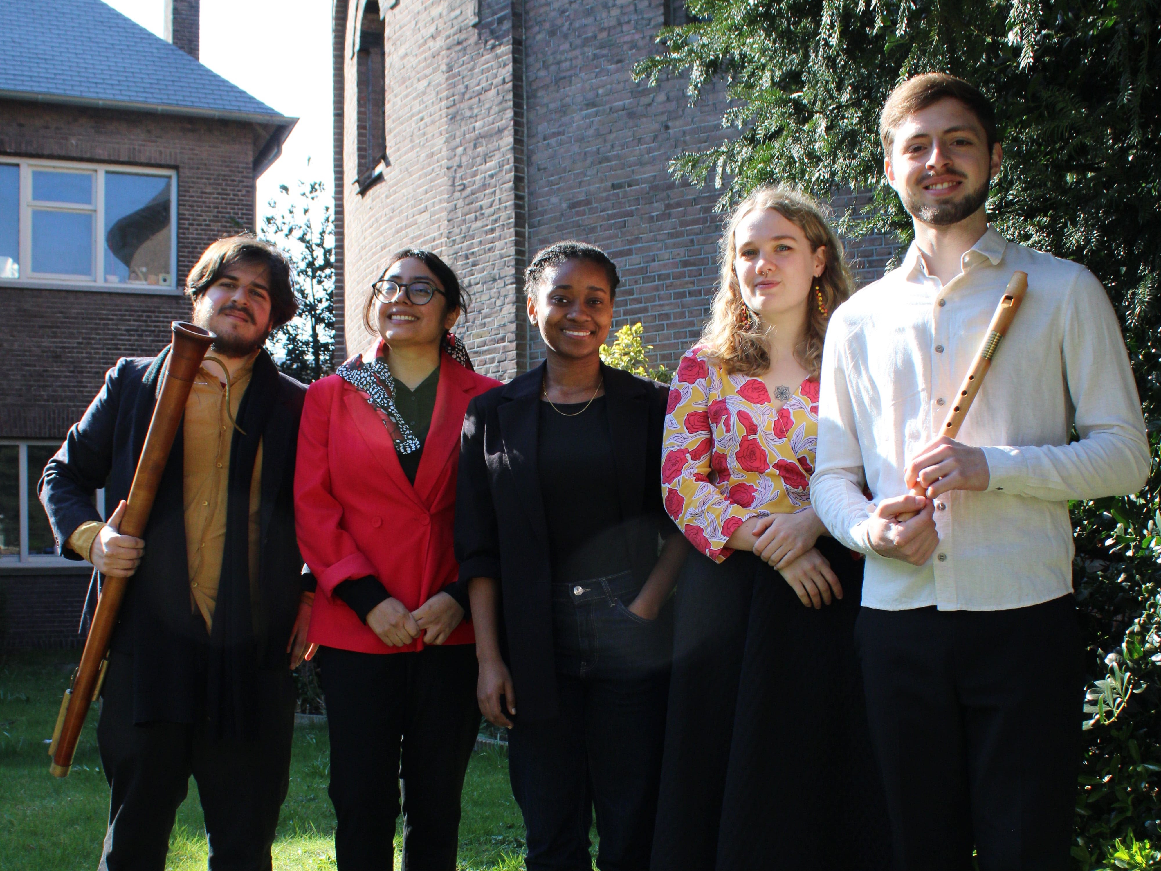 Model.HeaderVisualTitle