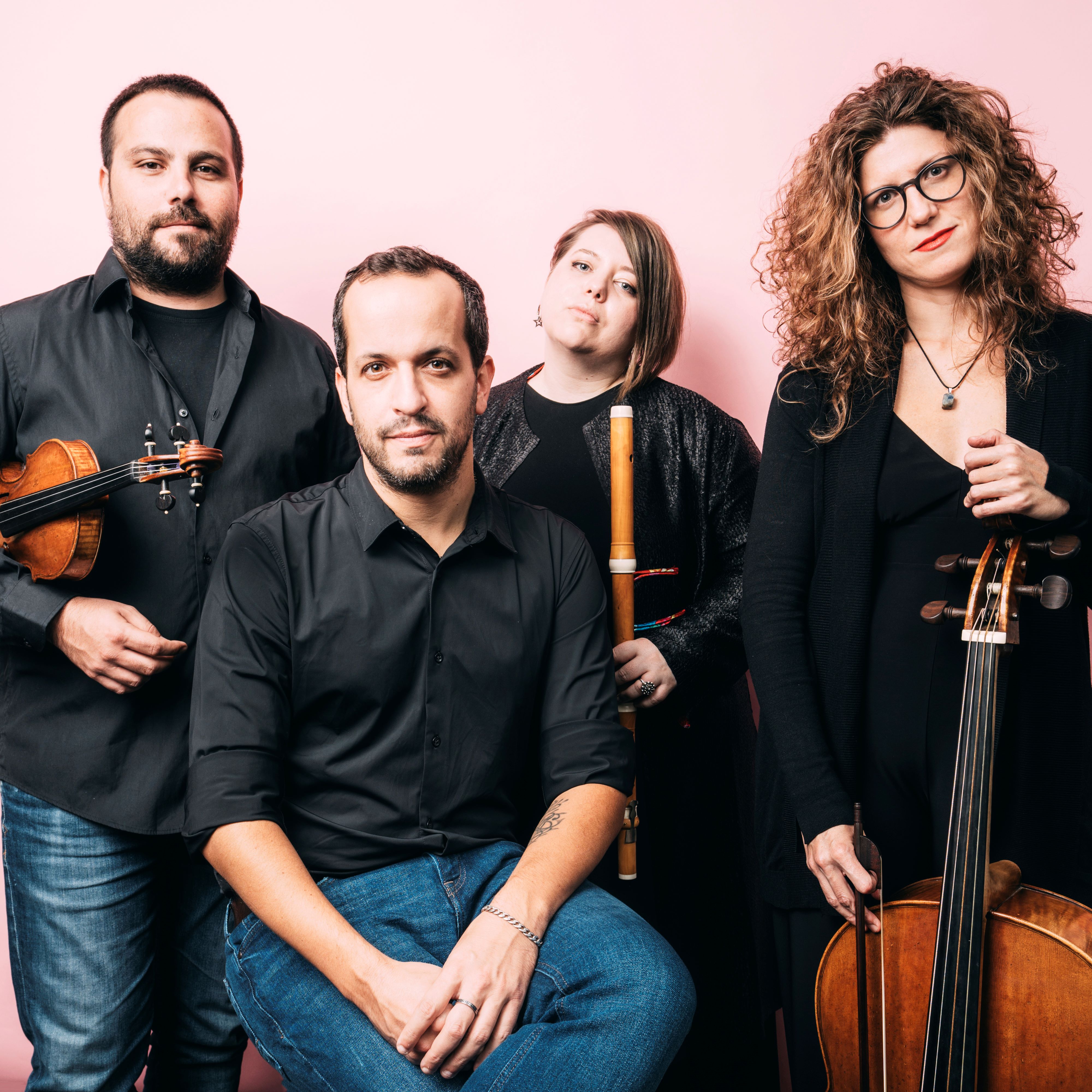 Model.HeaderVisualTitle