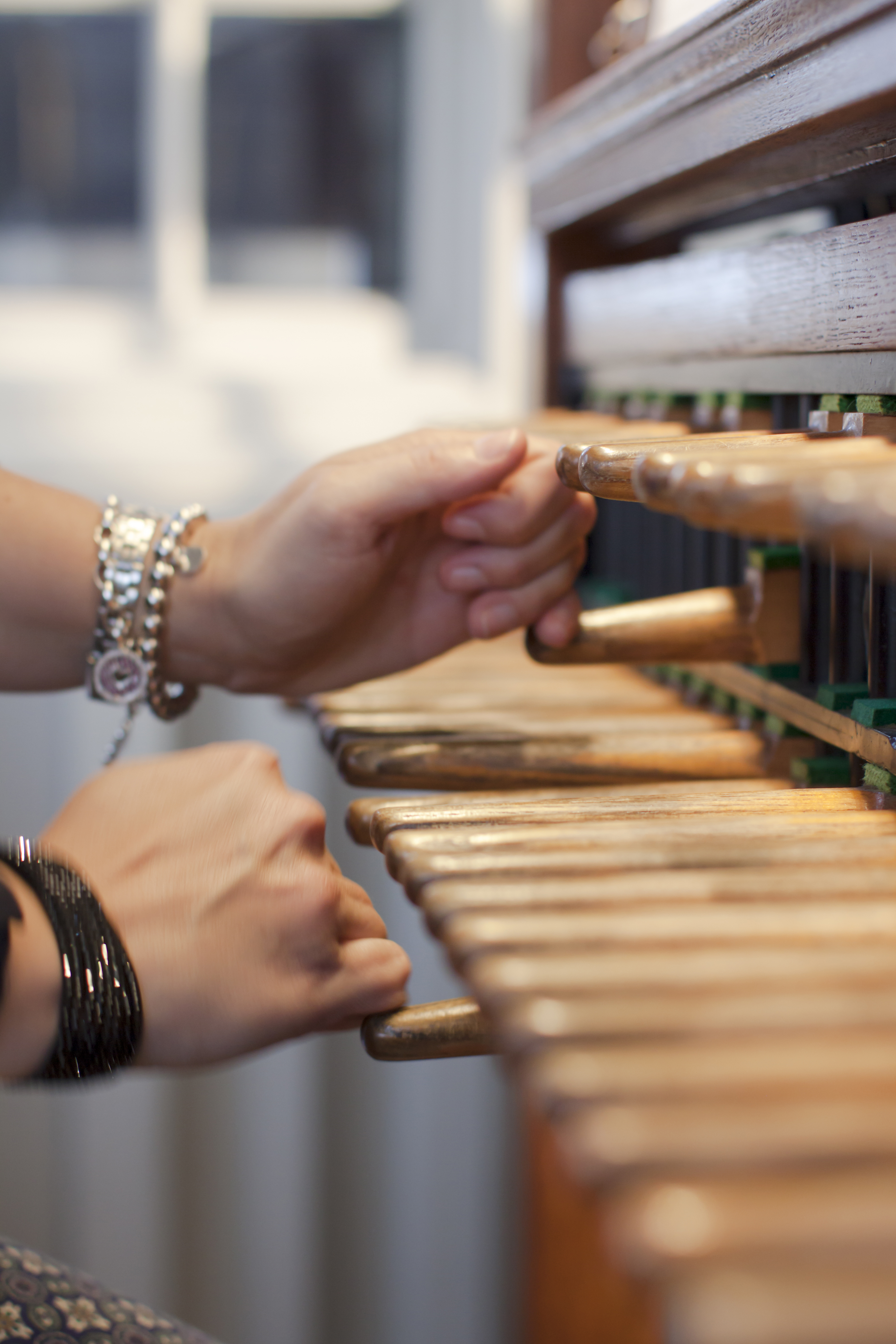 Model.HeaderVisualTitle