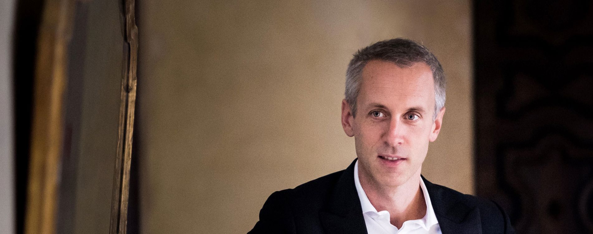 Model.HeaderVisualTitle