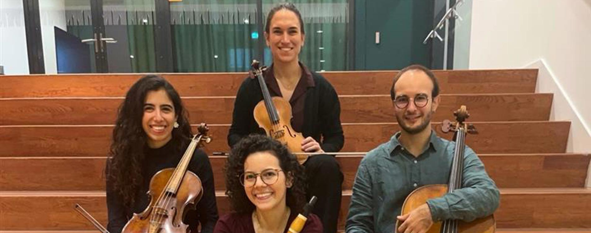 Model.HeaderVisualTitle