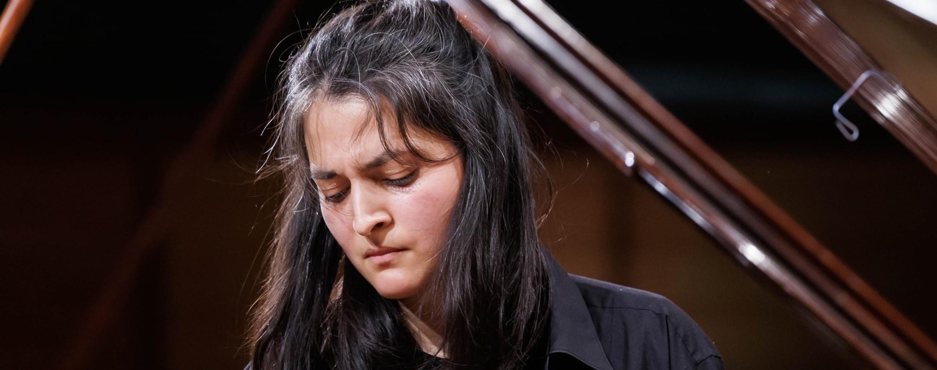 Model.HeaderVisualTitle