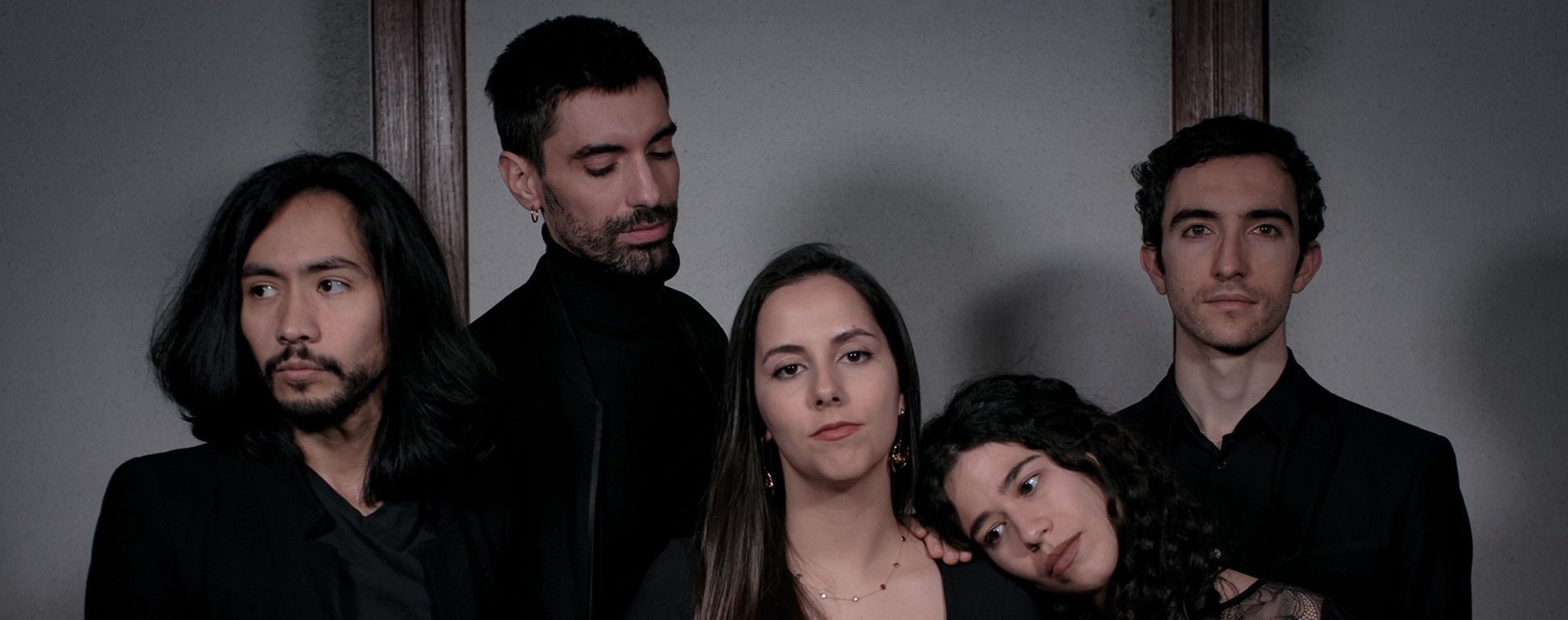 Model.HeaderVisualTitle