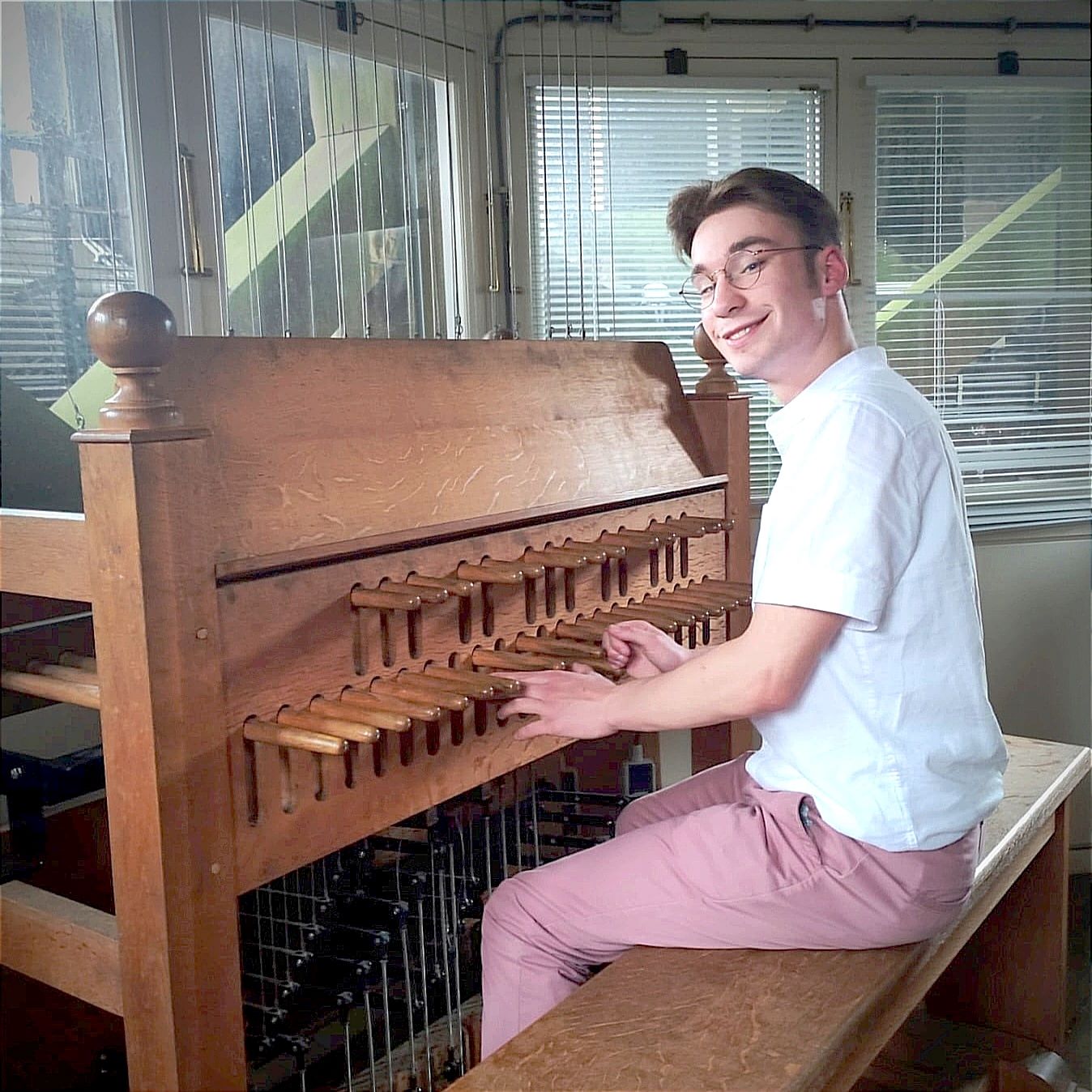 Model.HeaderVisualTitle