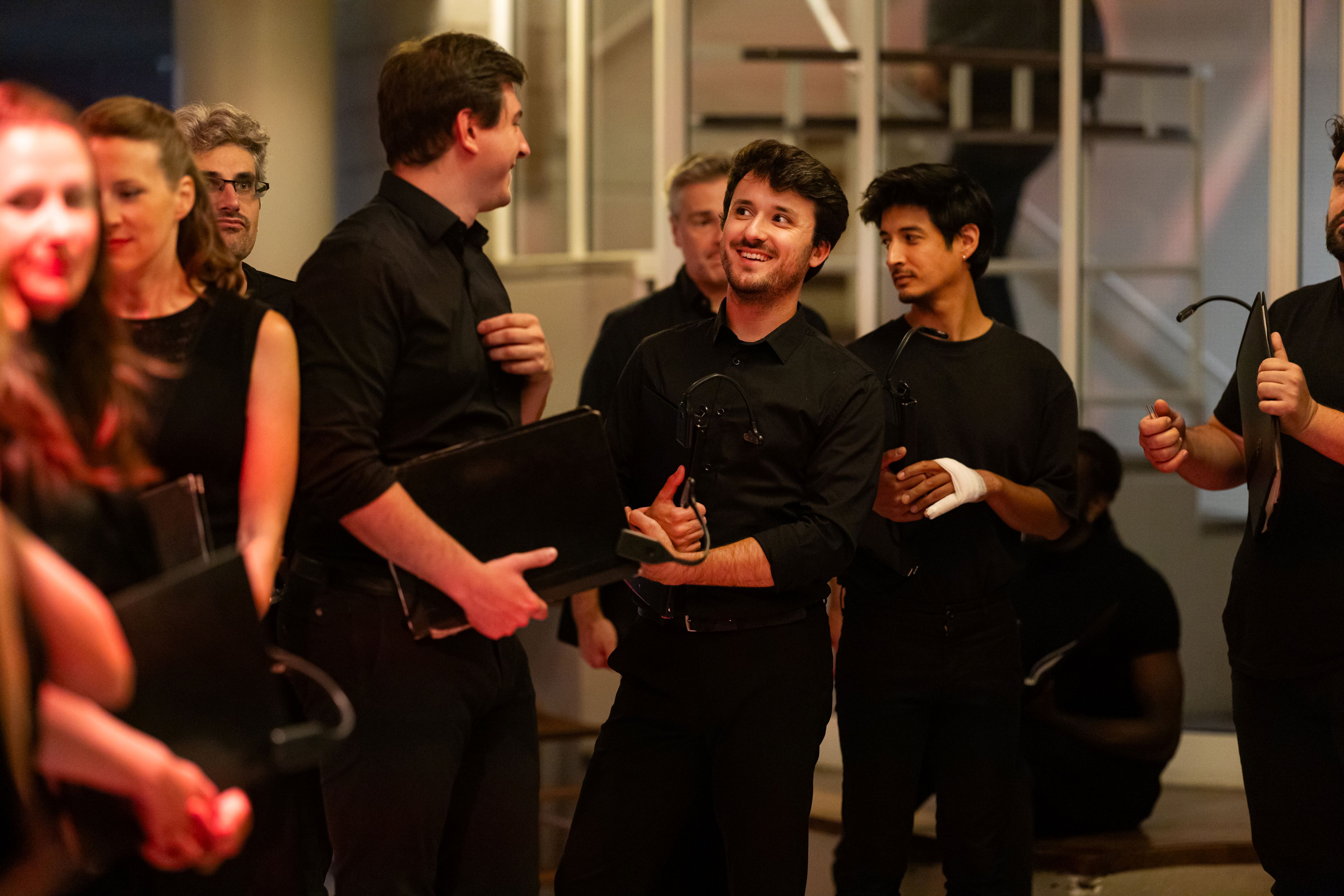 Model.HeaderVisualTitle