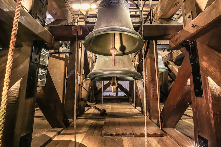 Model.HeaderVisualTitle