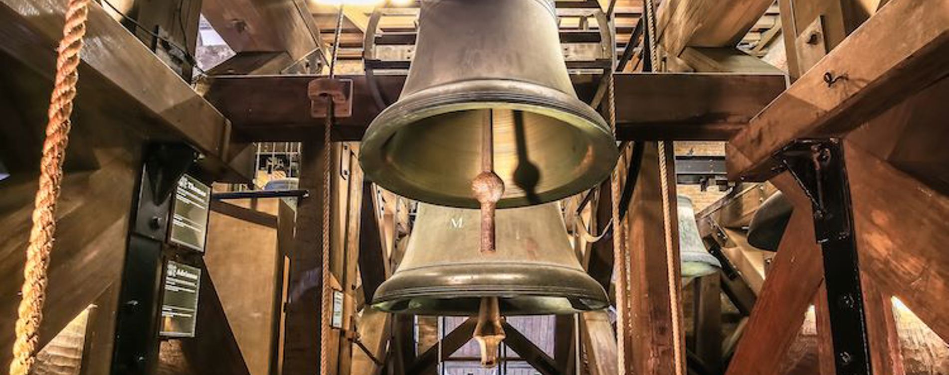 Model.HeaderVisualTitle