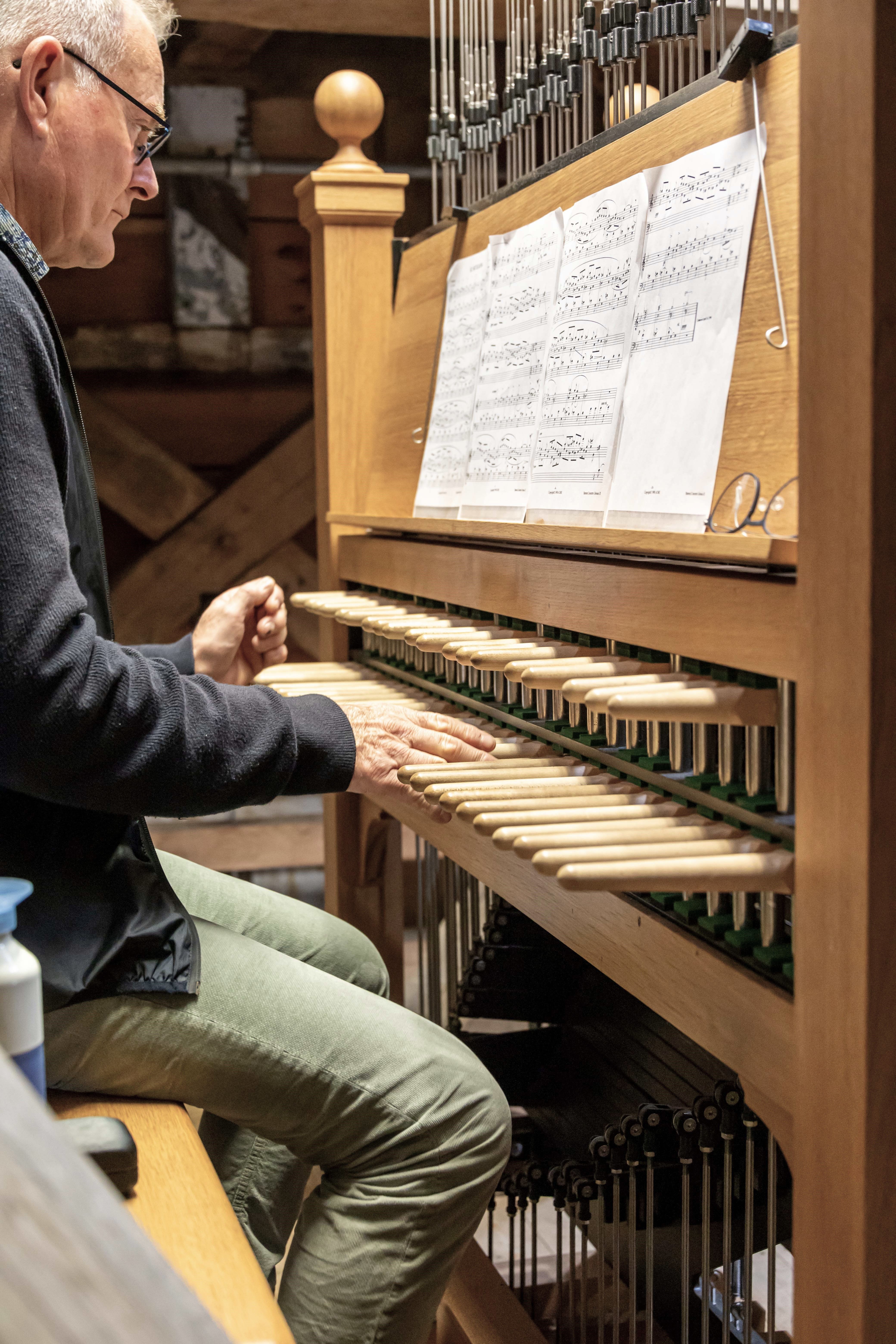 Model.HeaderVisualTitle