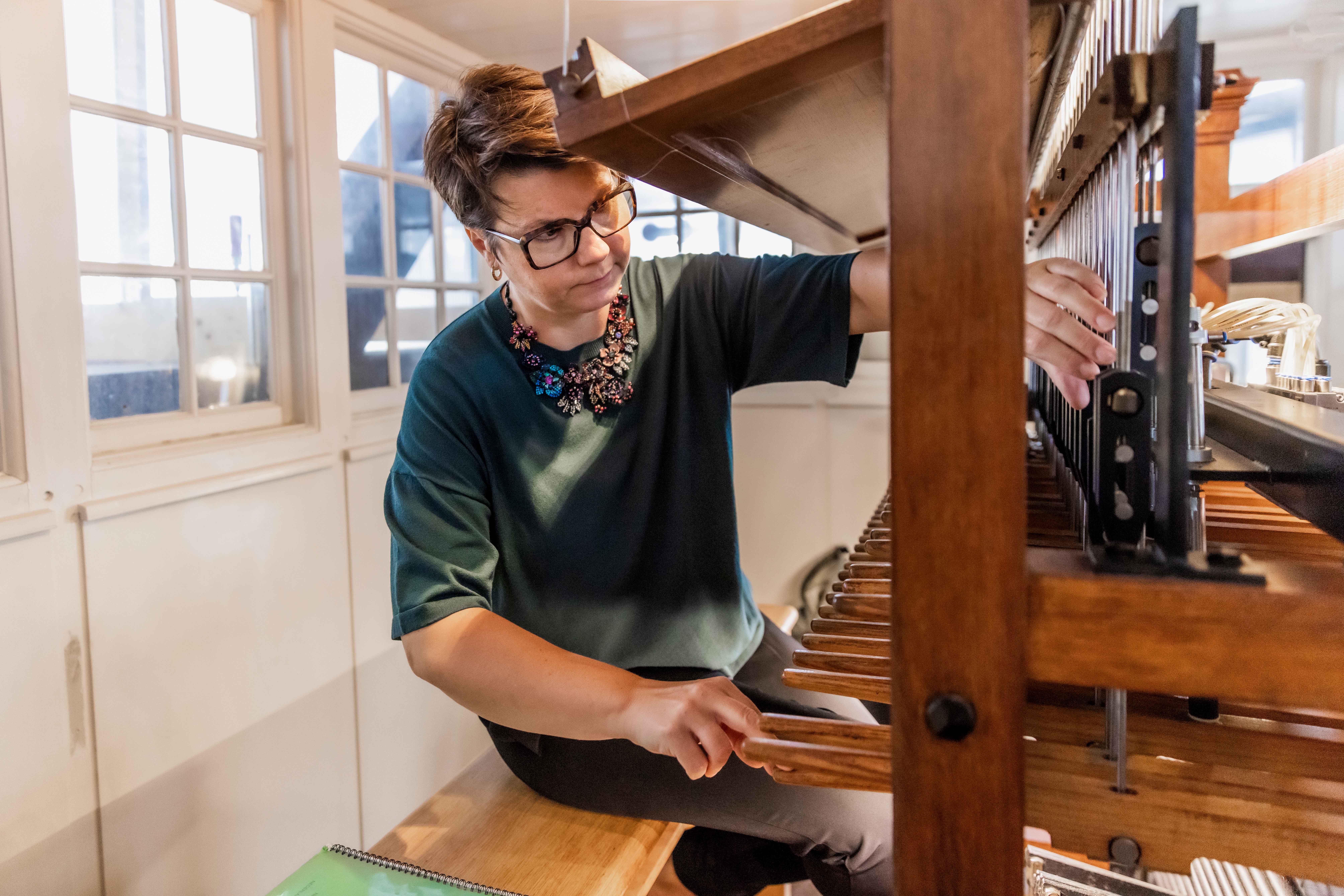 Model.HeaderVisualTitle