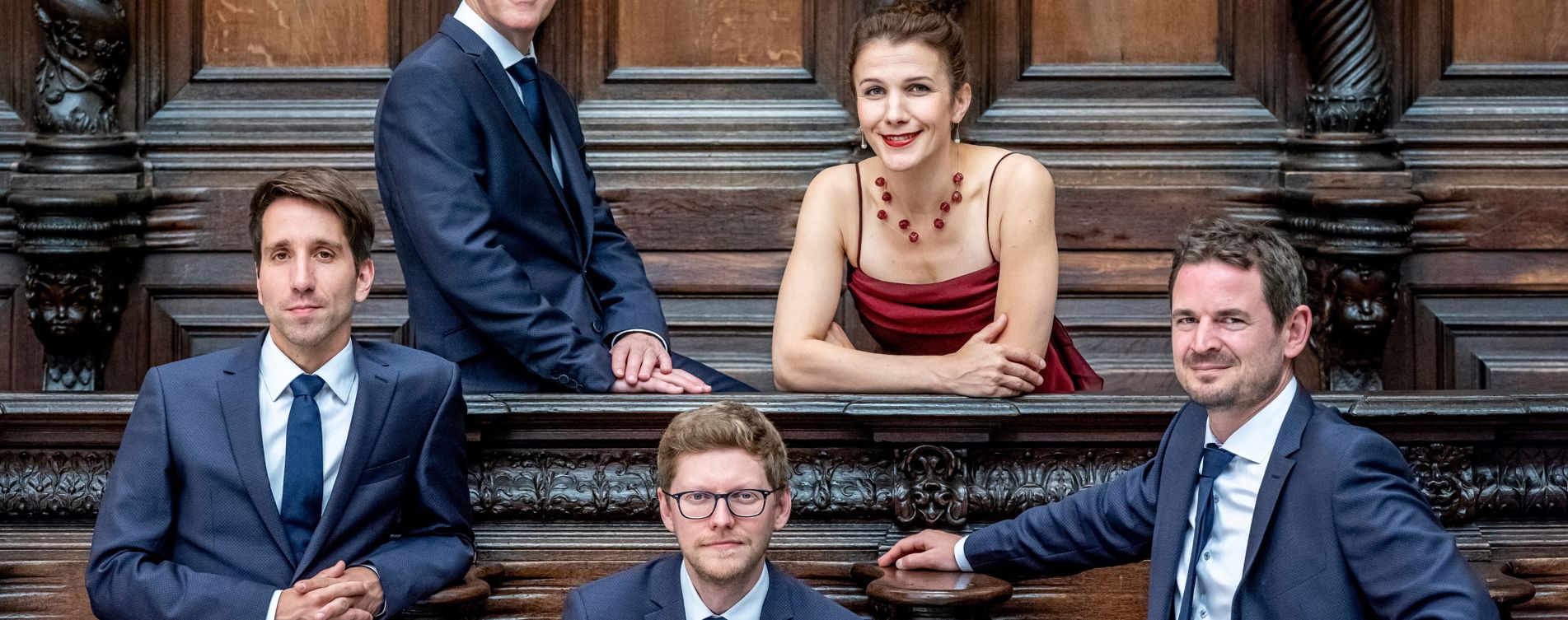 Model.HeaderVisualTitle