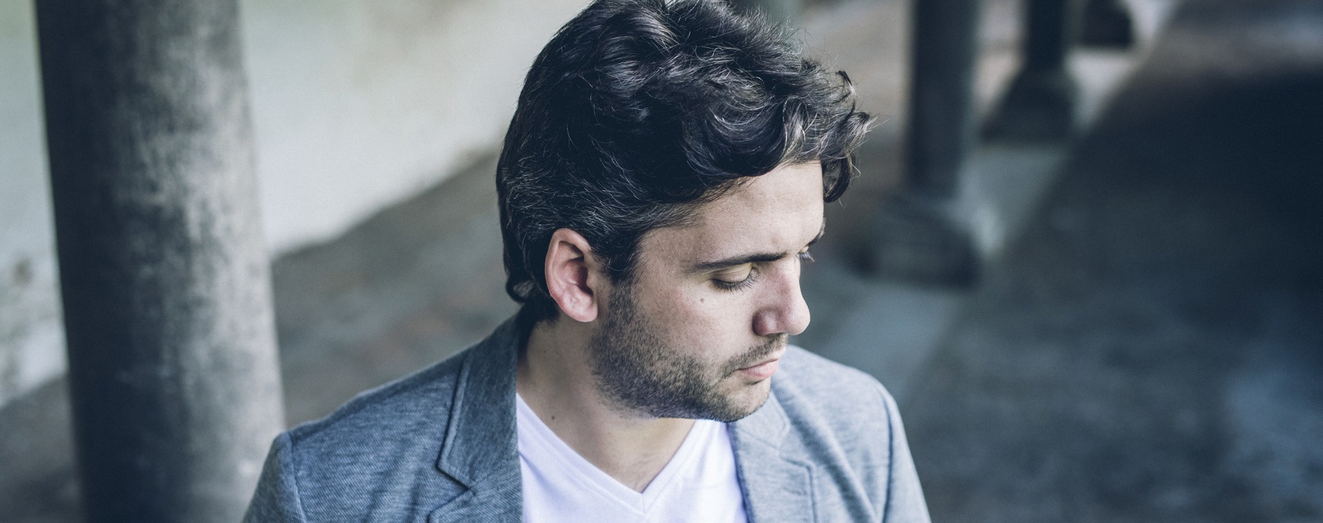 Model.HeaderVisualTitle