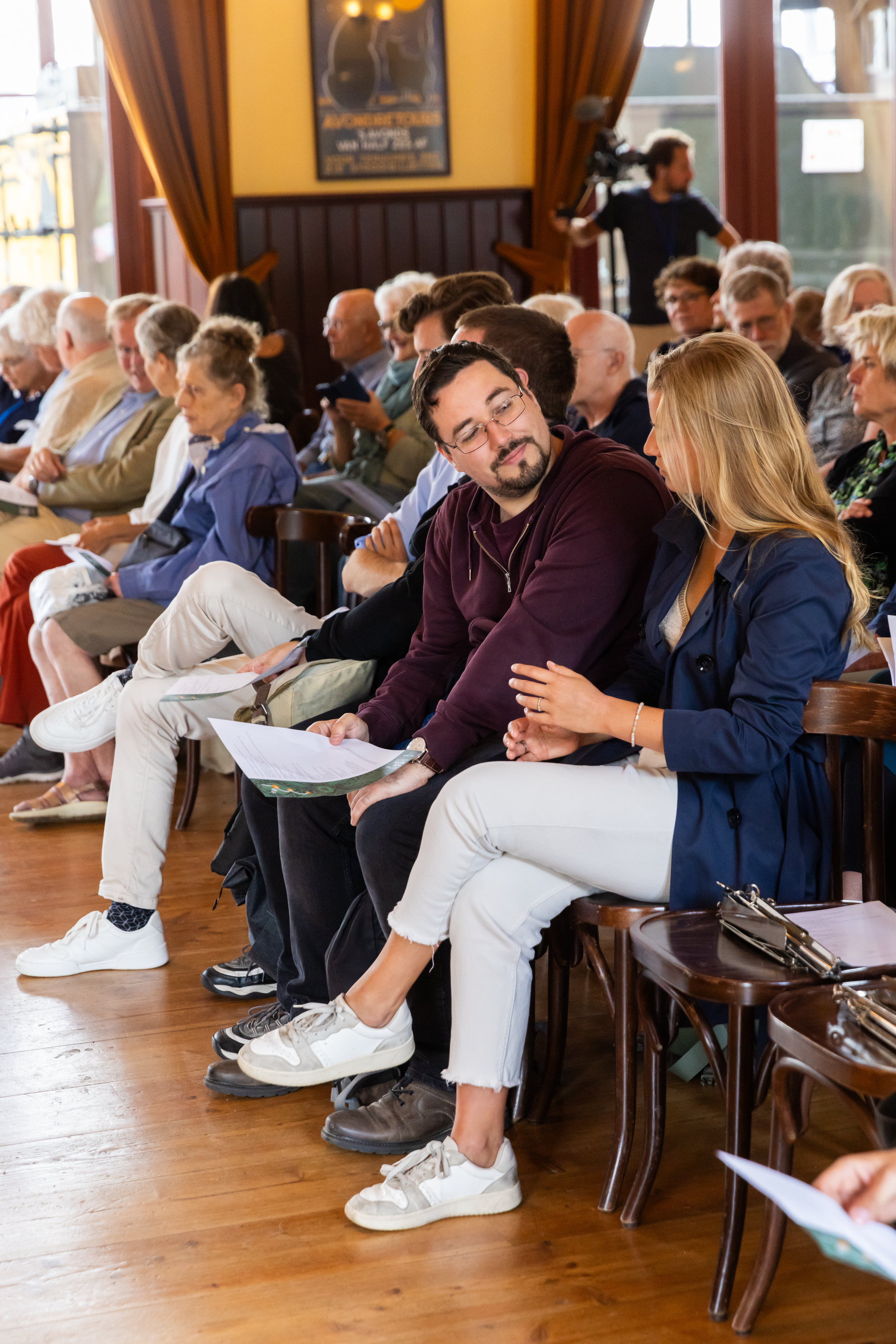 Model.HeaderVisualTitle