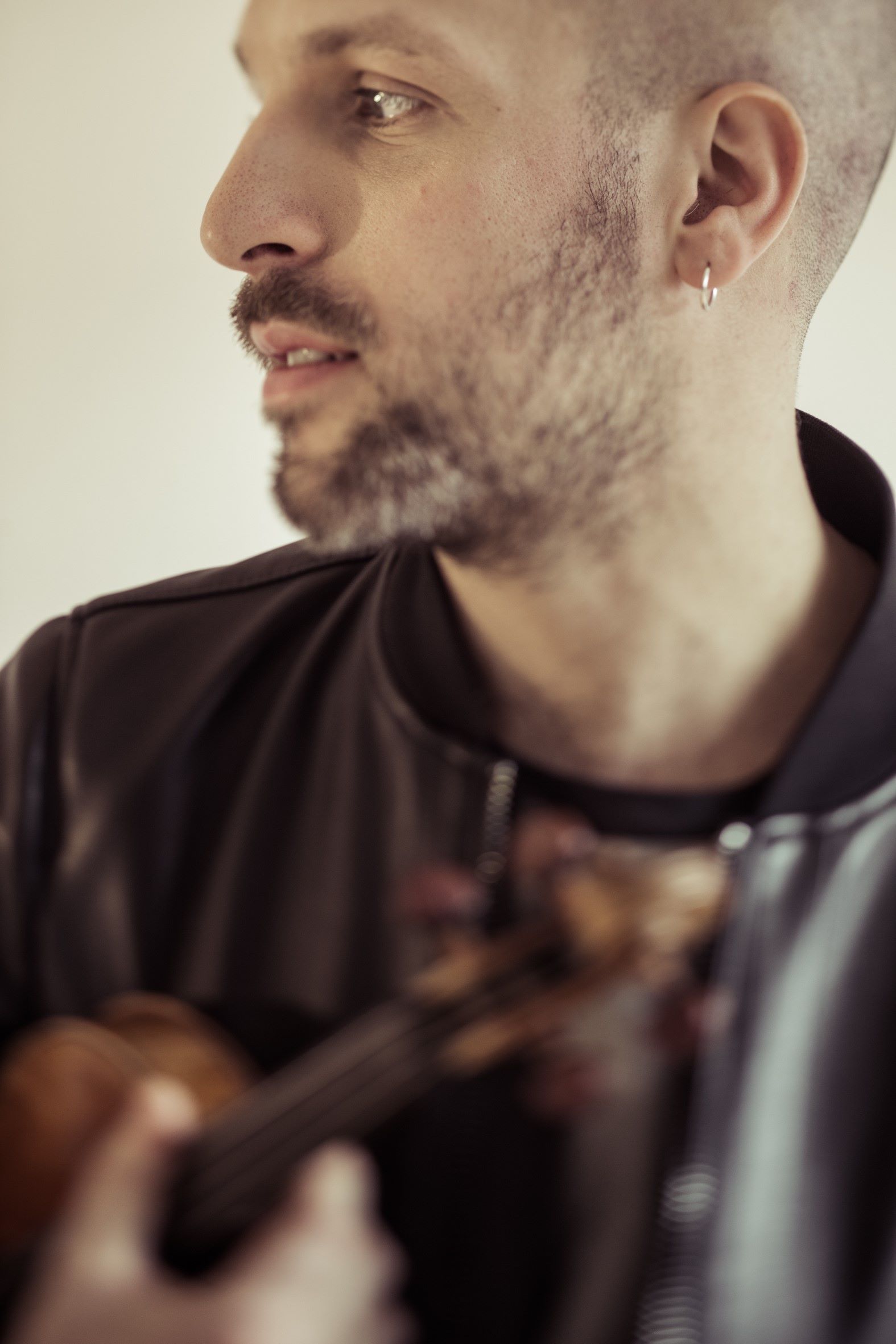 Model.HeaderVisualTitle