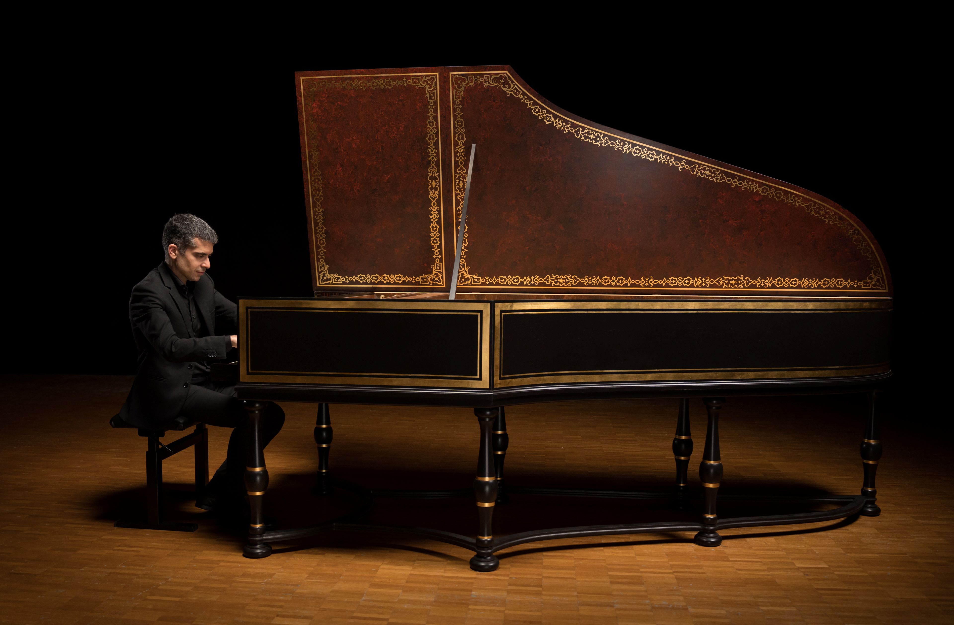 Model.HeaderVisualTitle