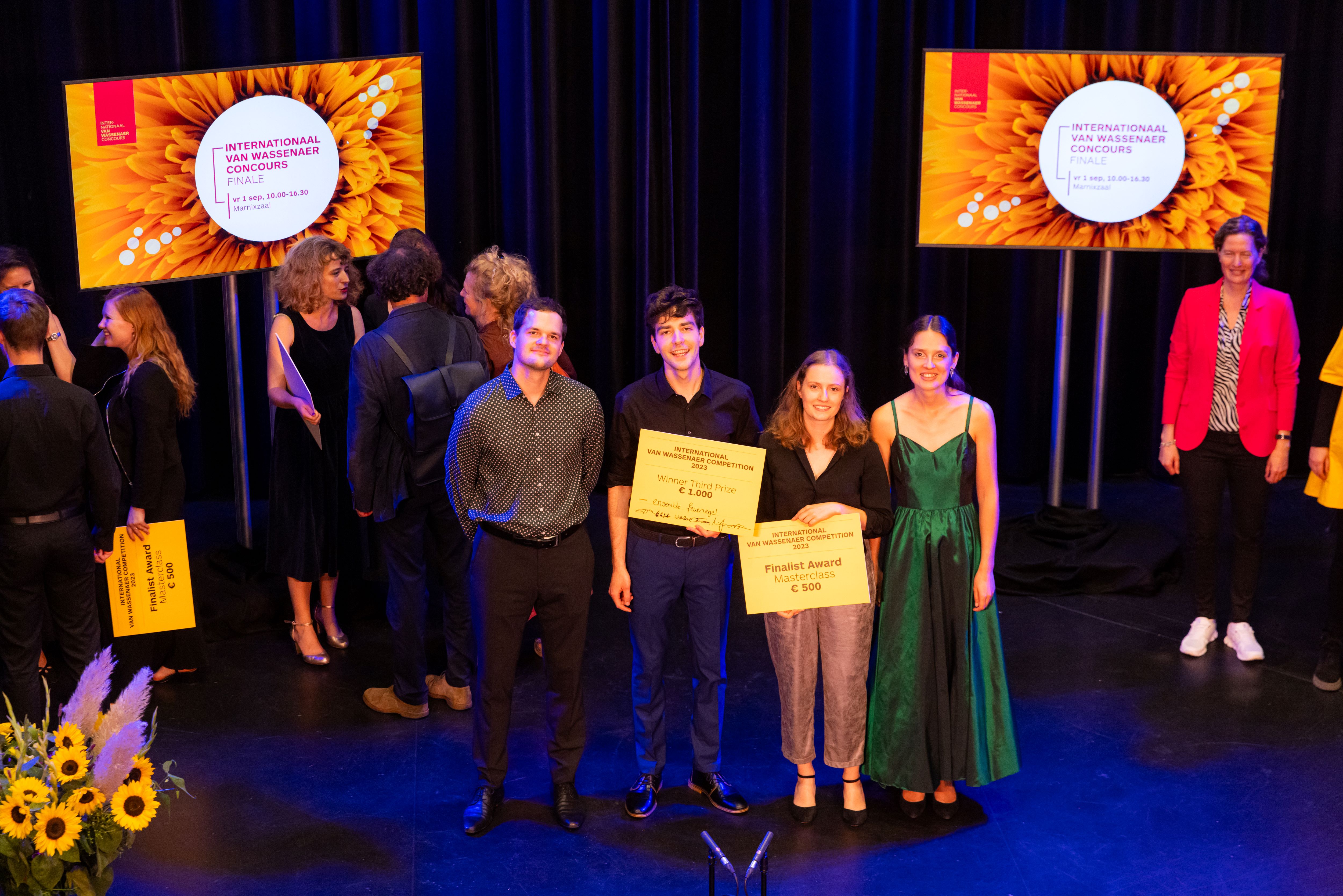 Model.HeaderVisualTitle