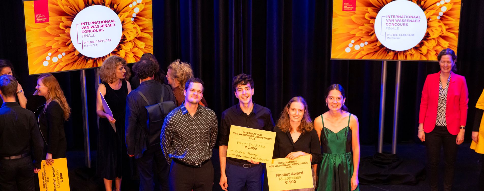 Model.HeaderVisualTitle