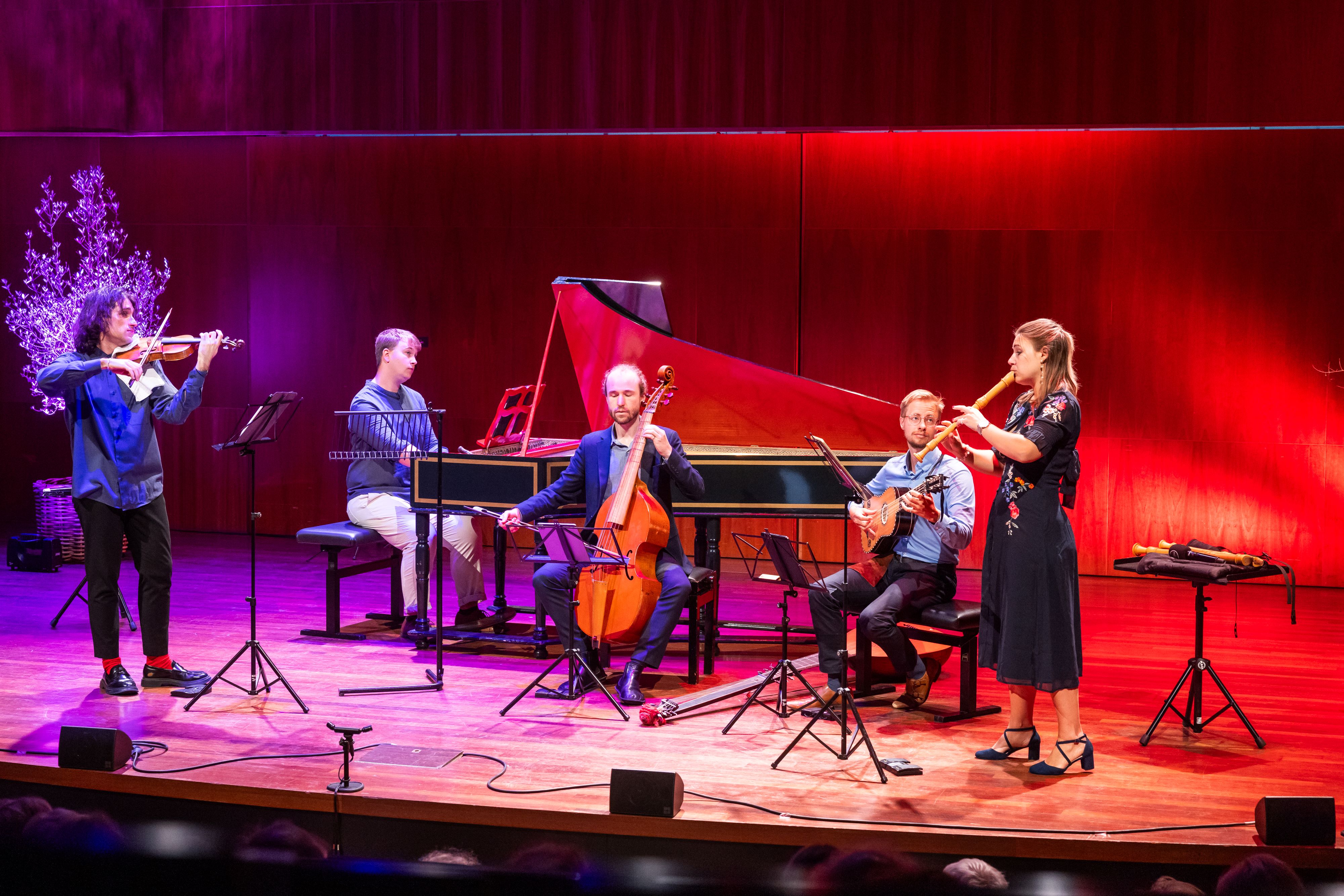 Model.HeaderVisualTitle