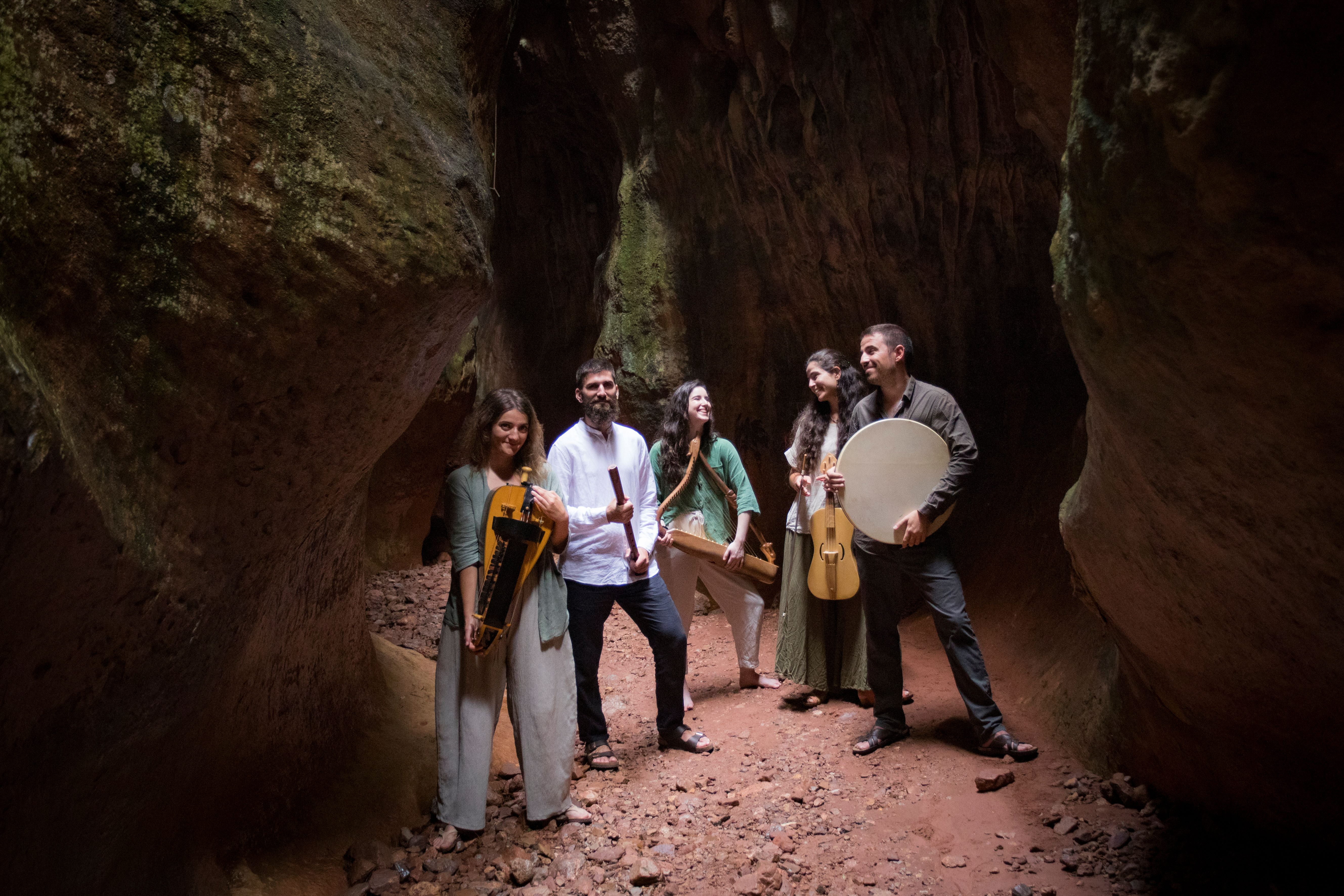 Model.HeaderVisualTitle