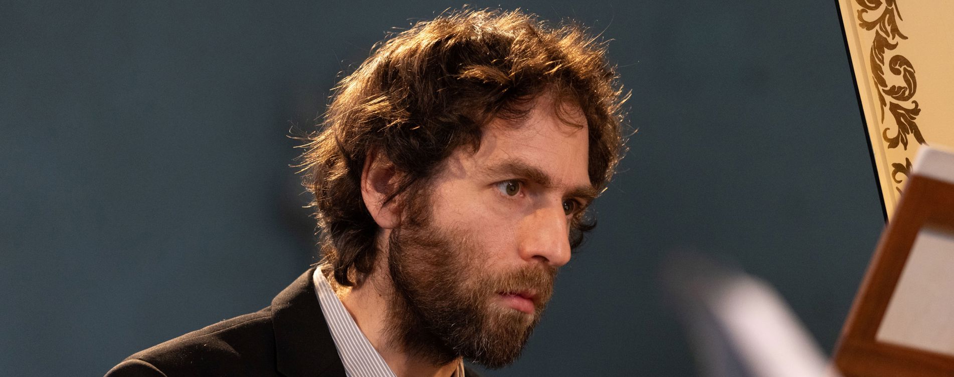 Model.HeaderVisualTitle