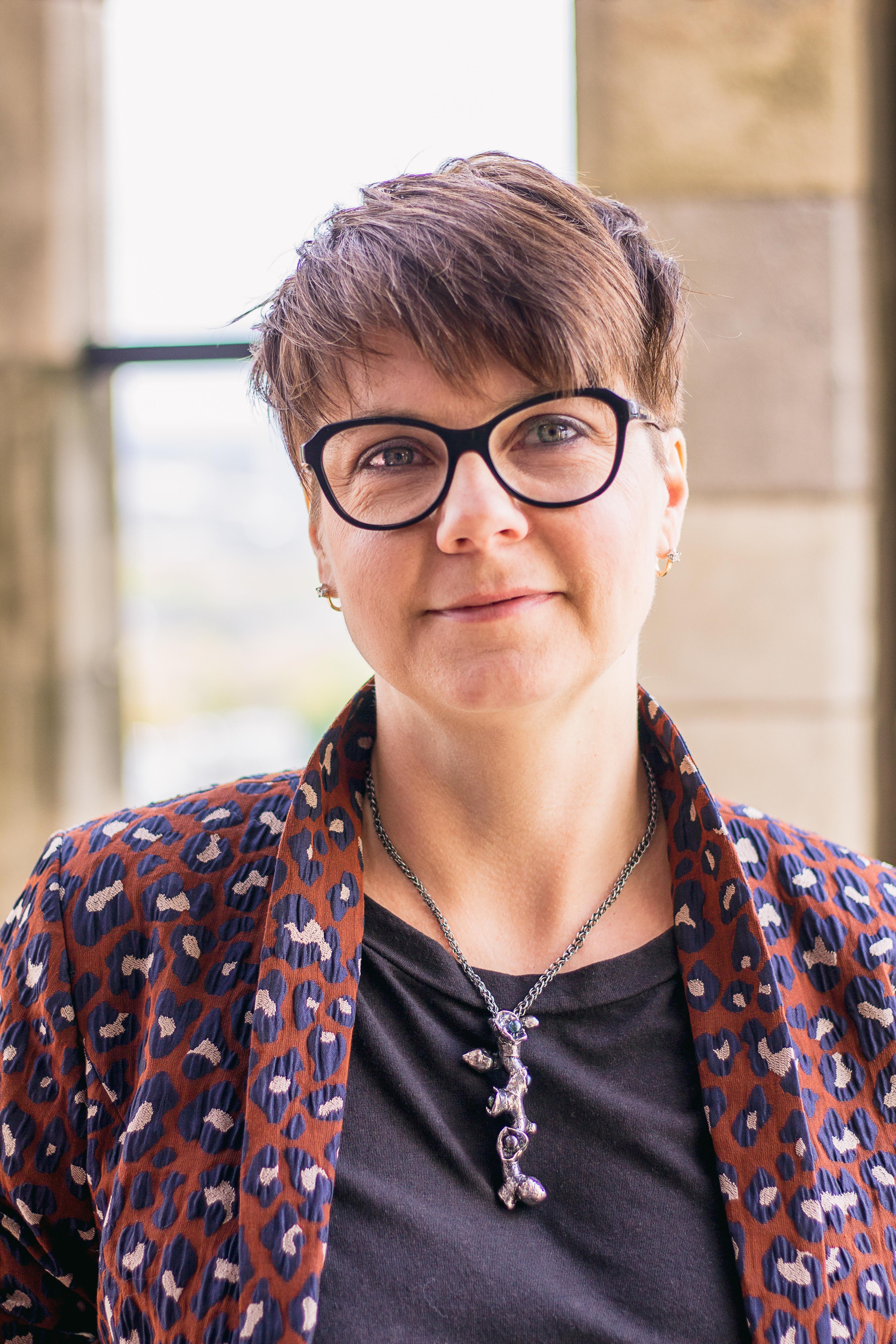 Model.HeaderVisualTitle