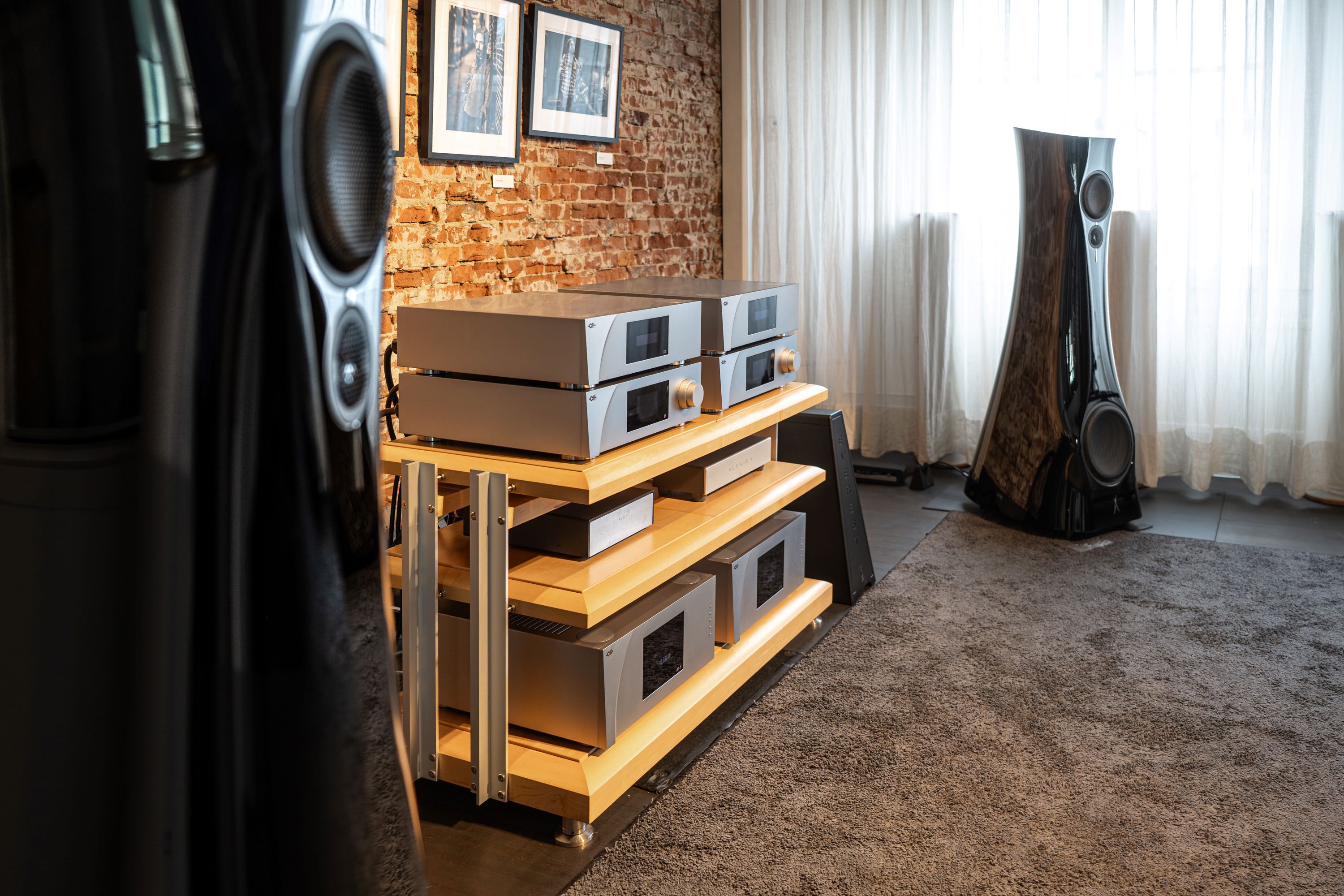 Model.HeaderVisualTitle