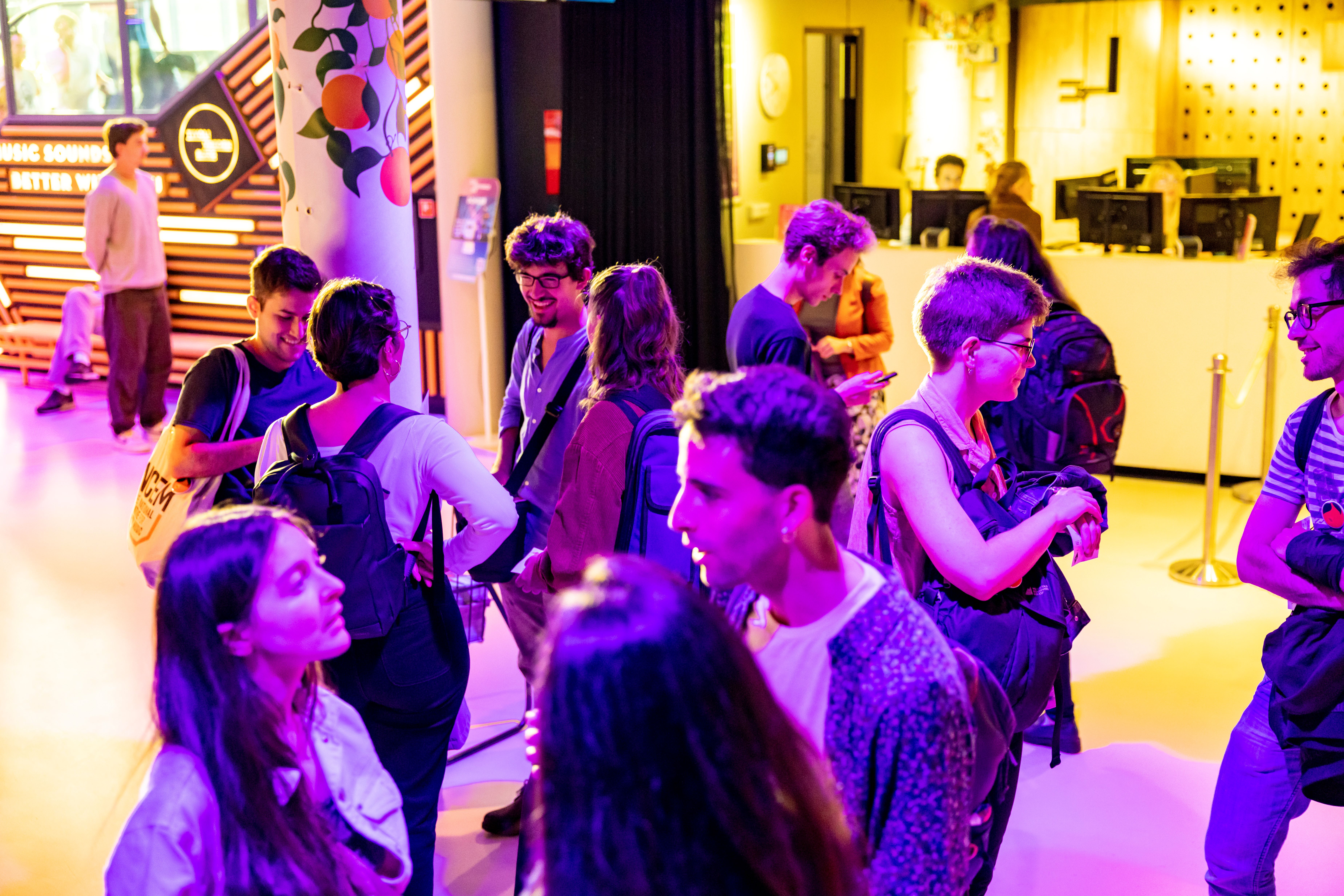 Model.HeaderVisualTitle