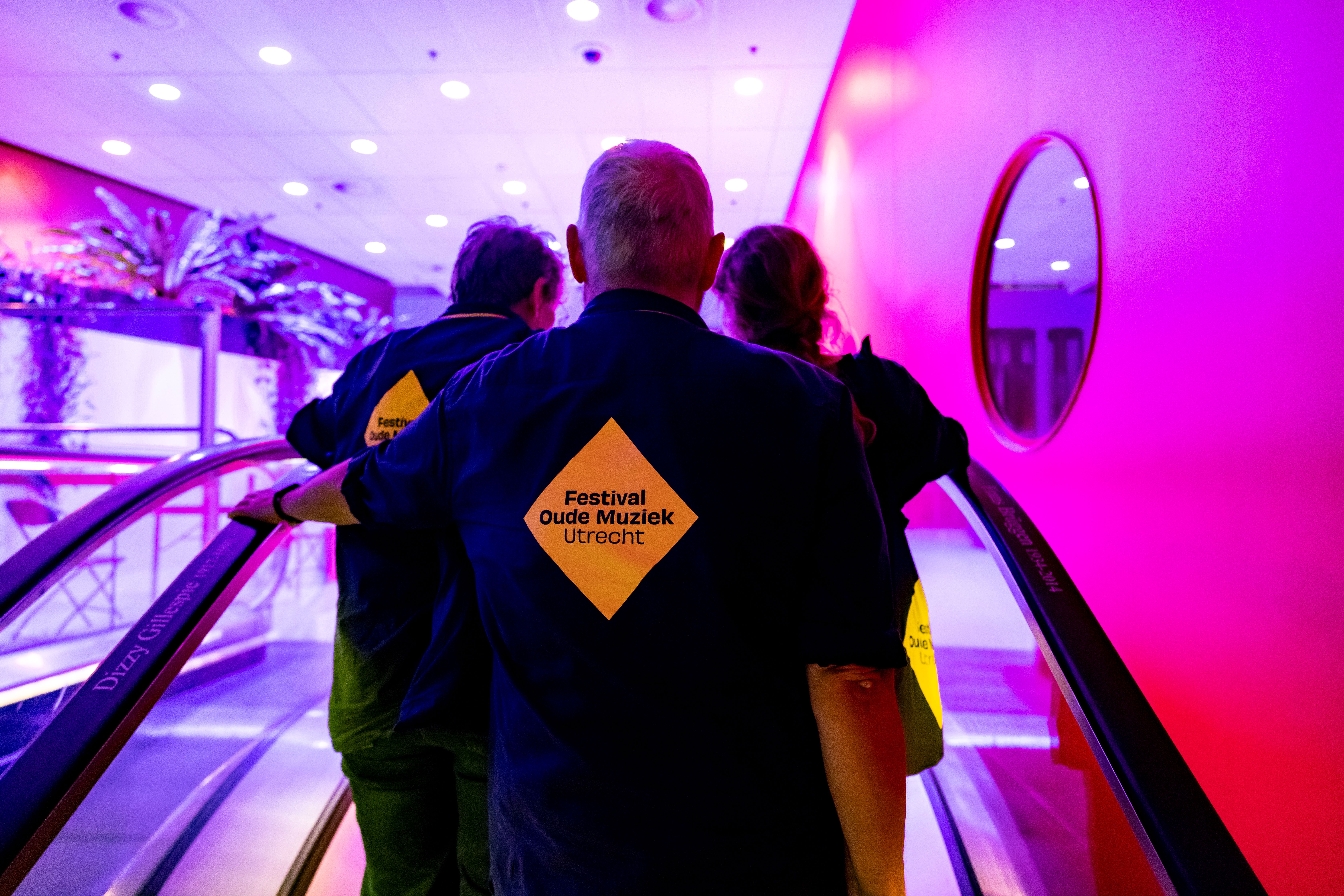 Model.HeaderVisualTitle