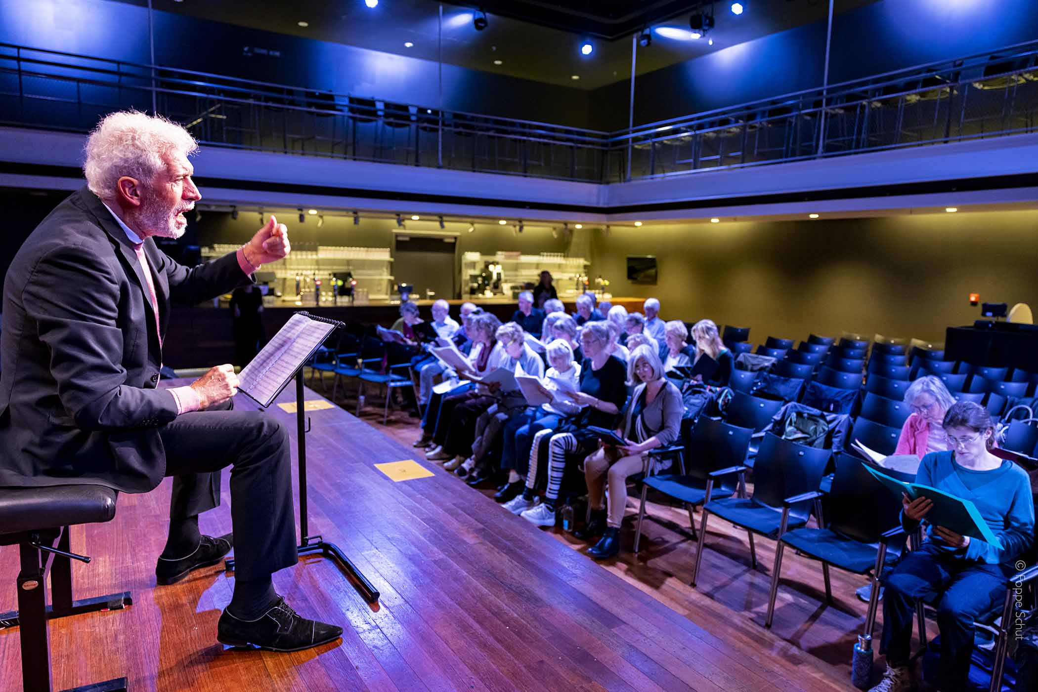 Model.HeaderVisualTitle