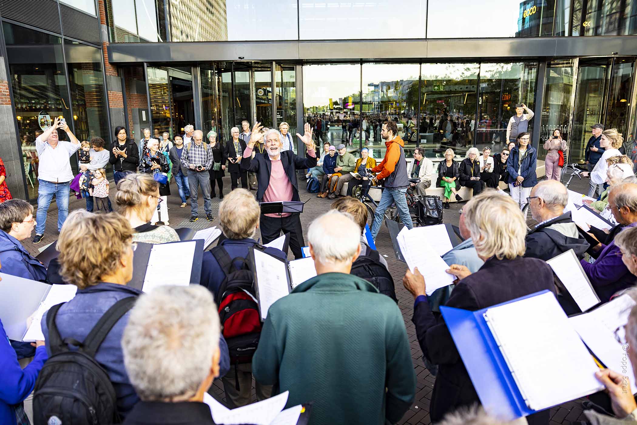 Model.HeaderVisualTitle