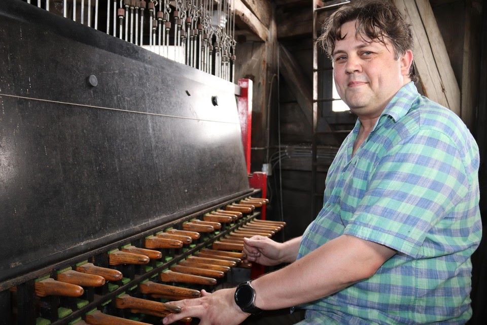 Model.HeaderVisualTitle