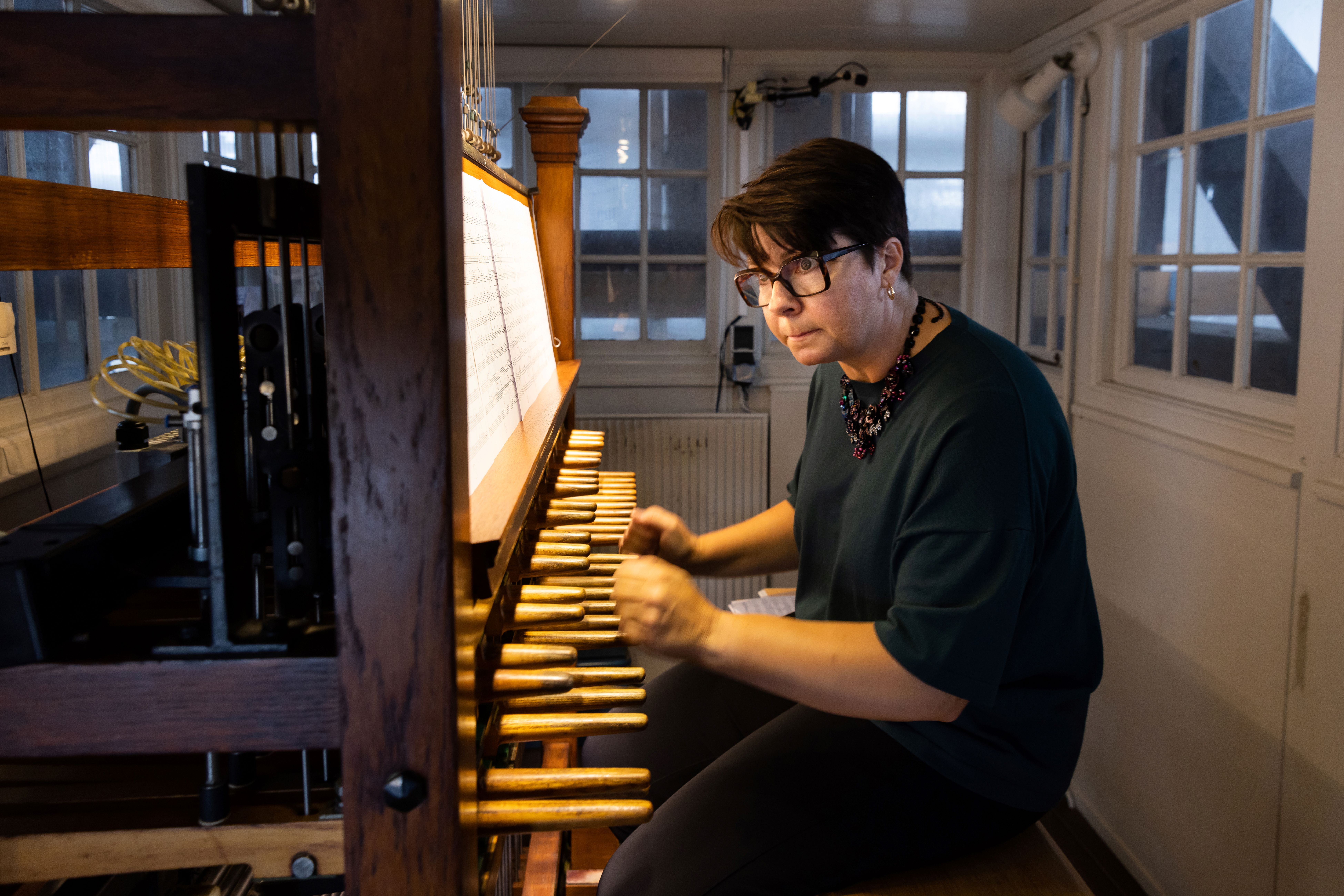 Model.HeaderVisualTitle