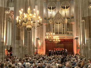 202639. Tenebrae Choir The Singing Byrd 5, Crown & Cross © Concertomedia