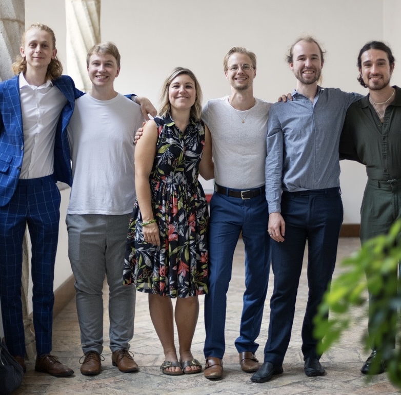 Model.HeaderVisualTitle