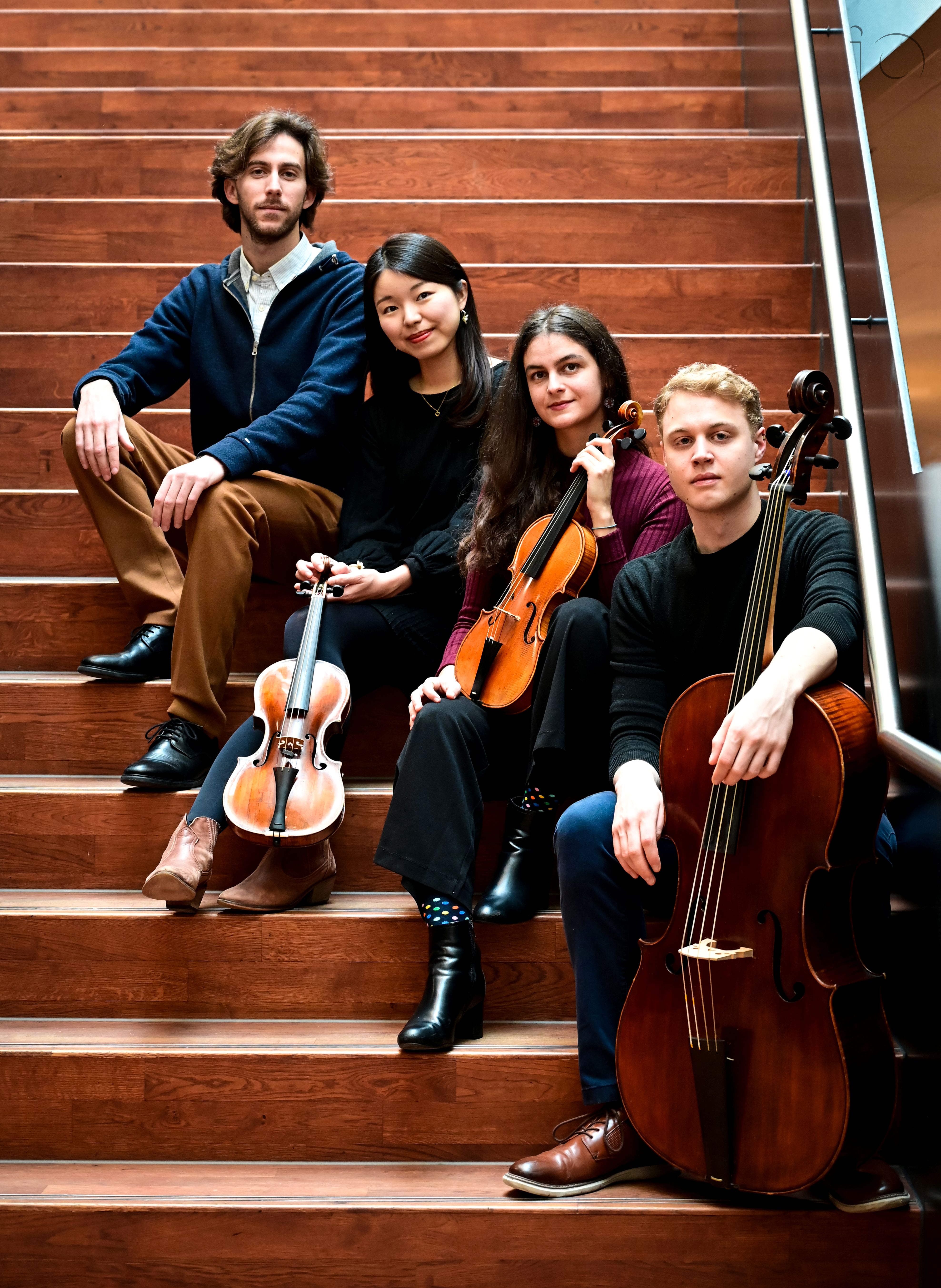 Model.HeaderVisualTitle