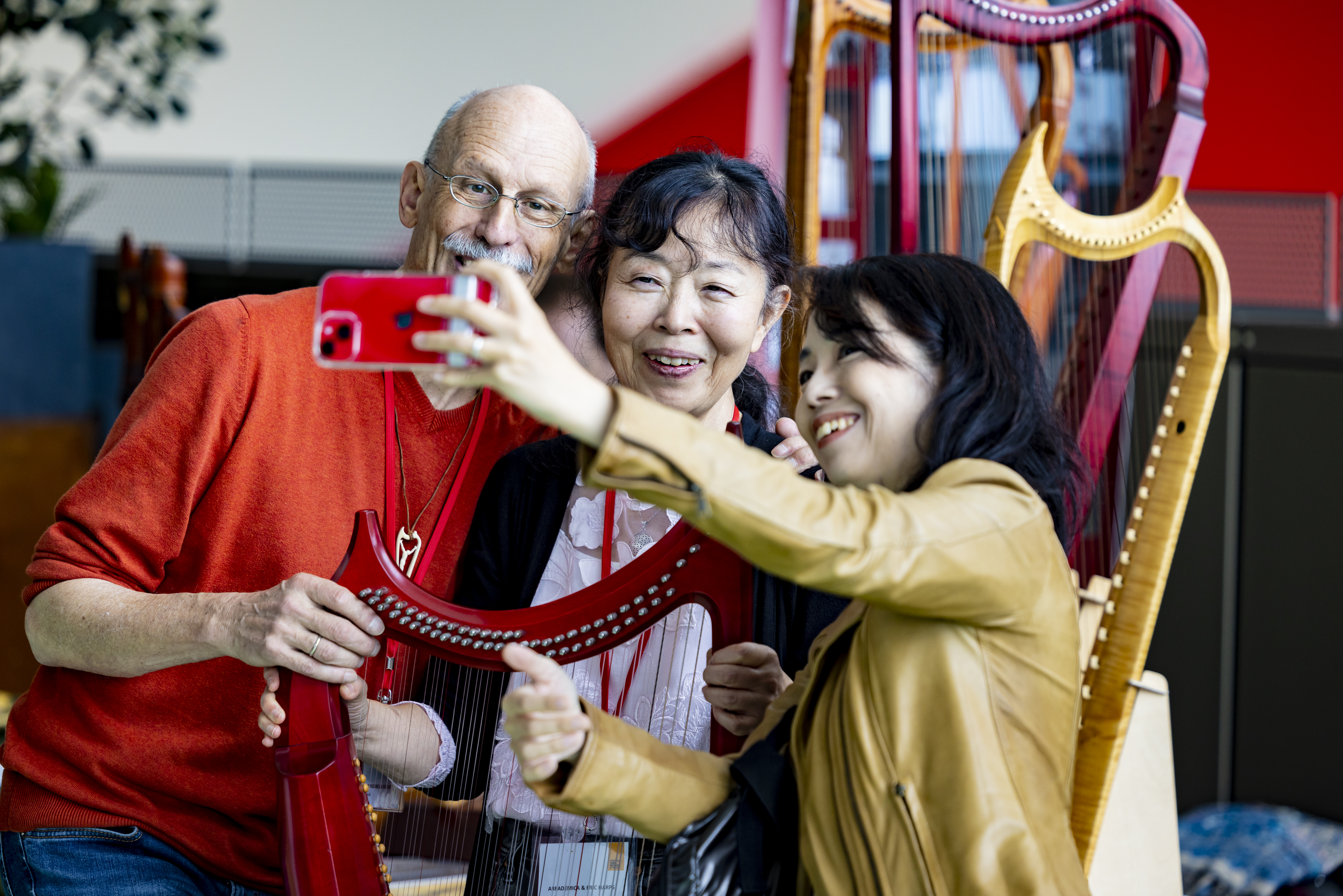 Model.HeaderVisualTitle