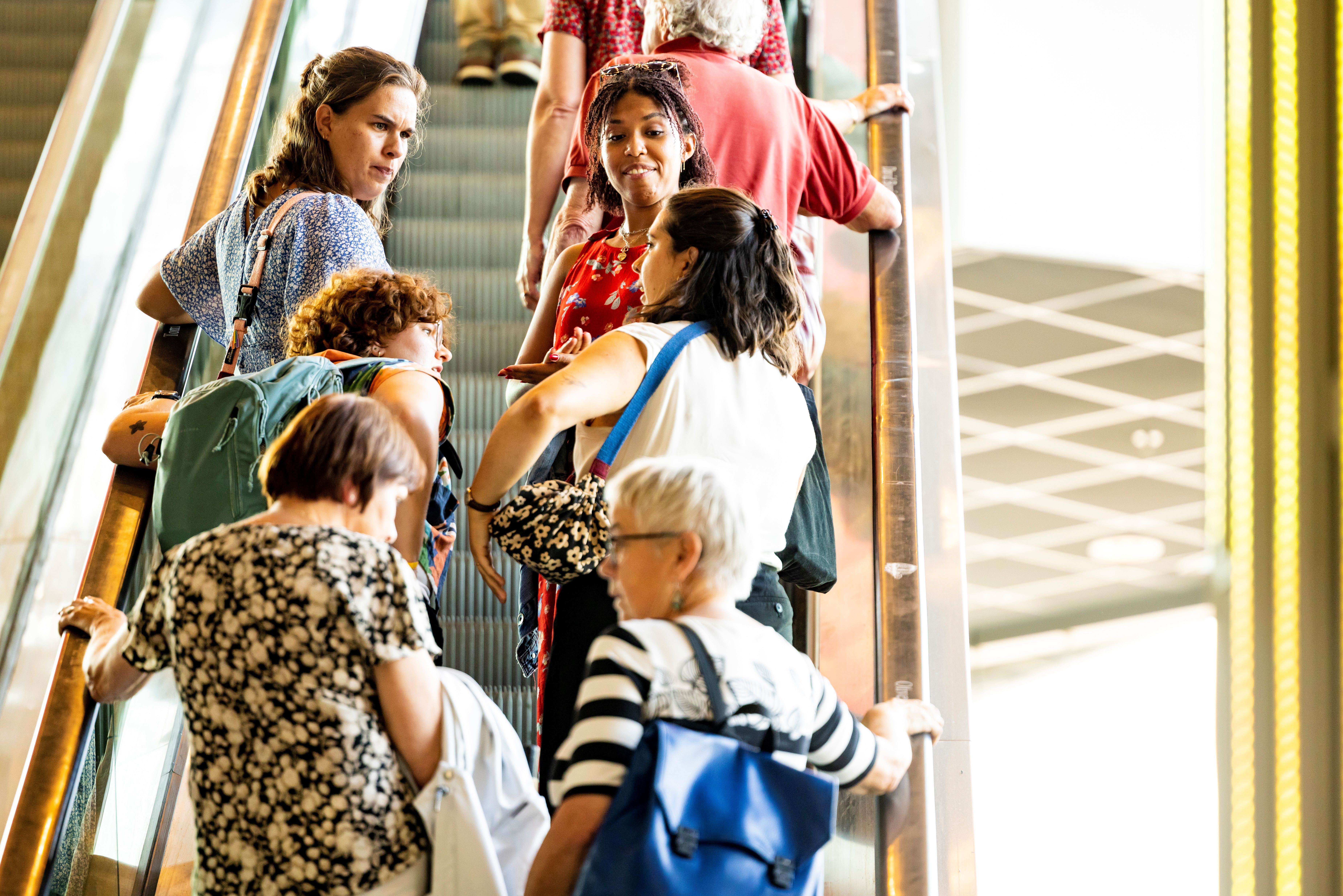 Model.HeaderVisualTitle