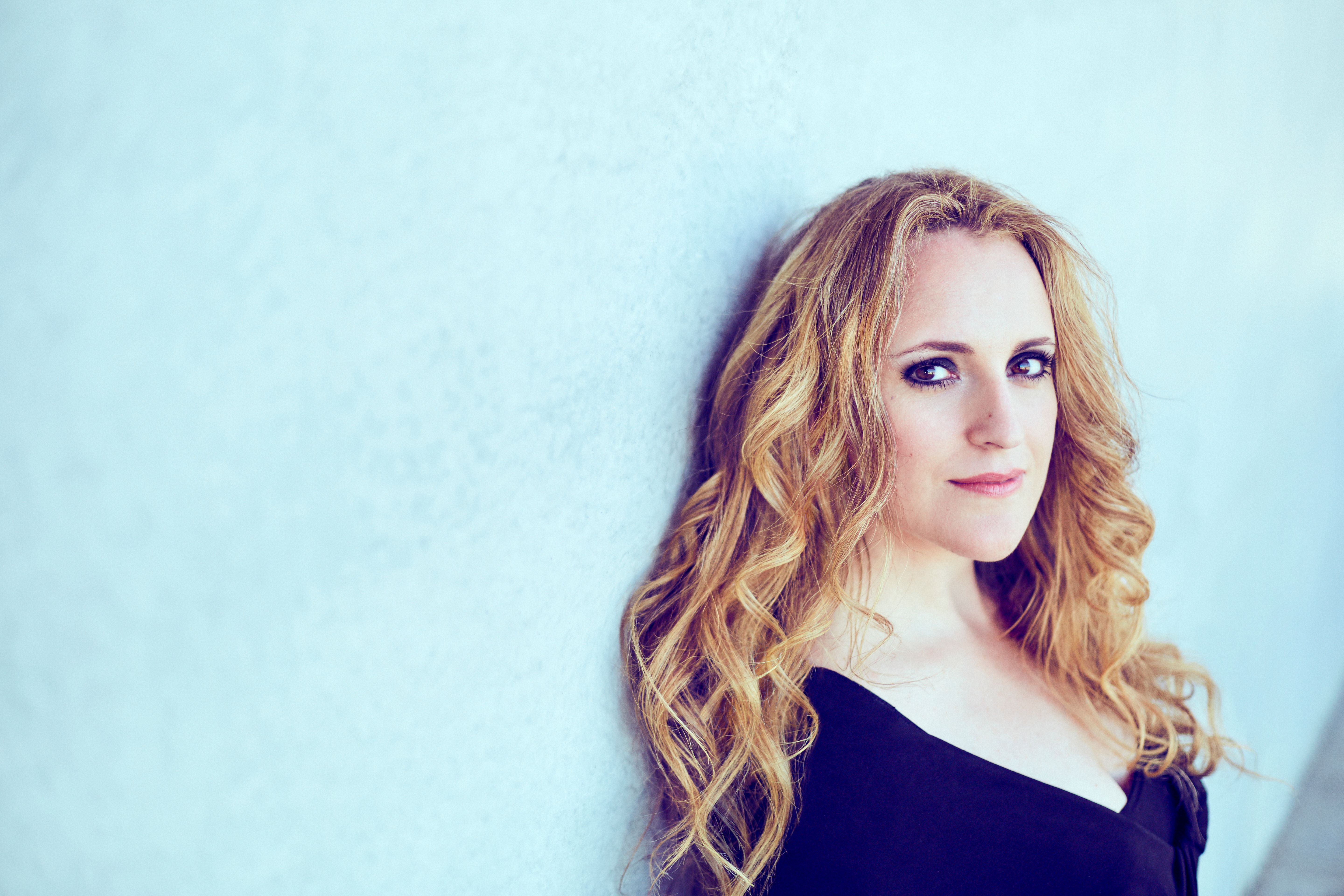 Model.HeaderVisualTitle