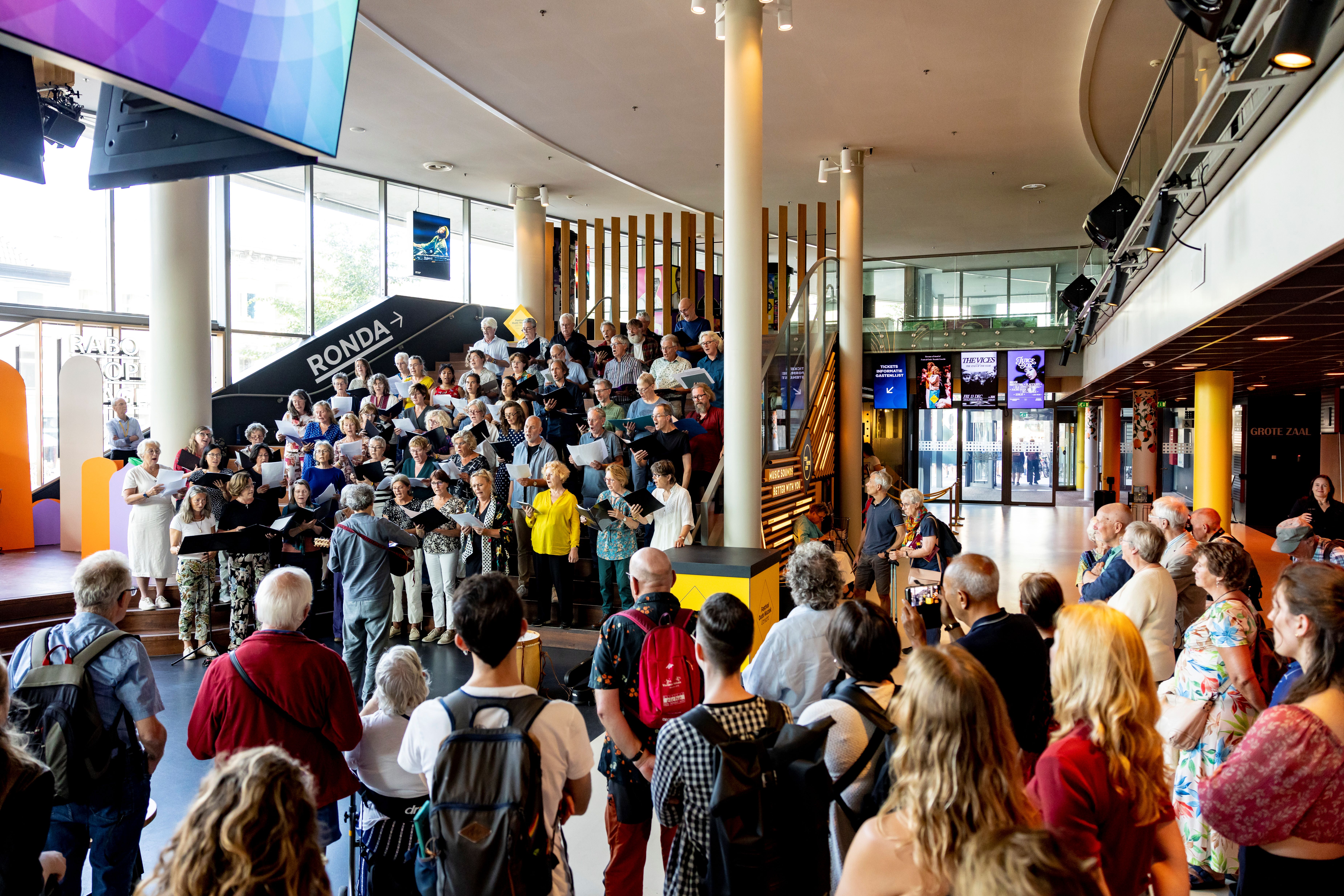 Model.HeaderVisualTitle