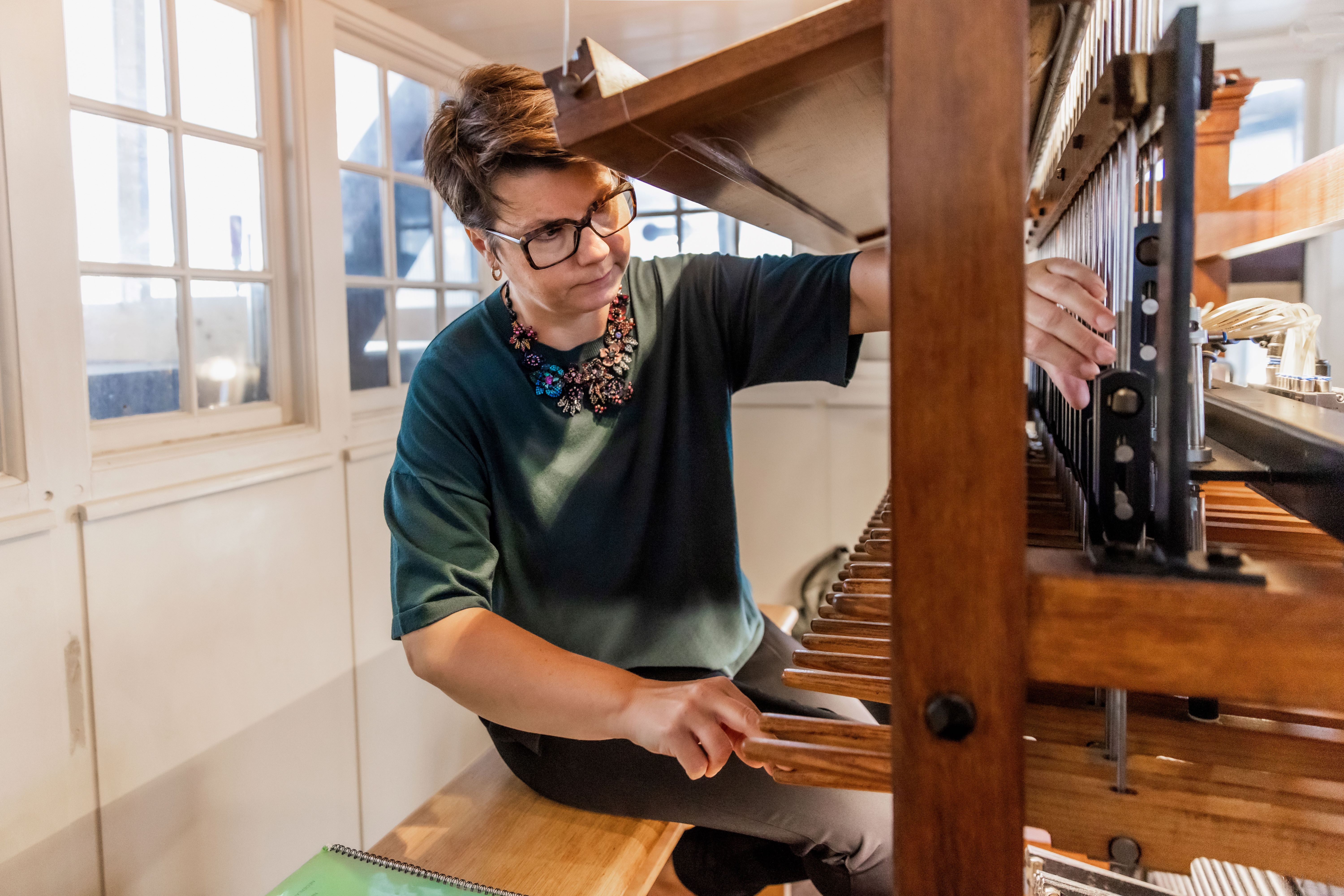 Model.HeaderVisualTitle