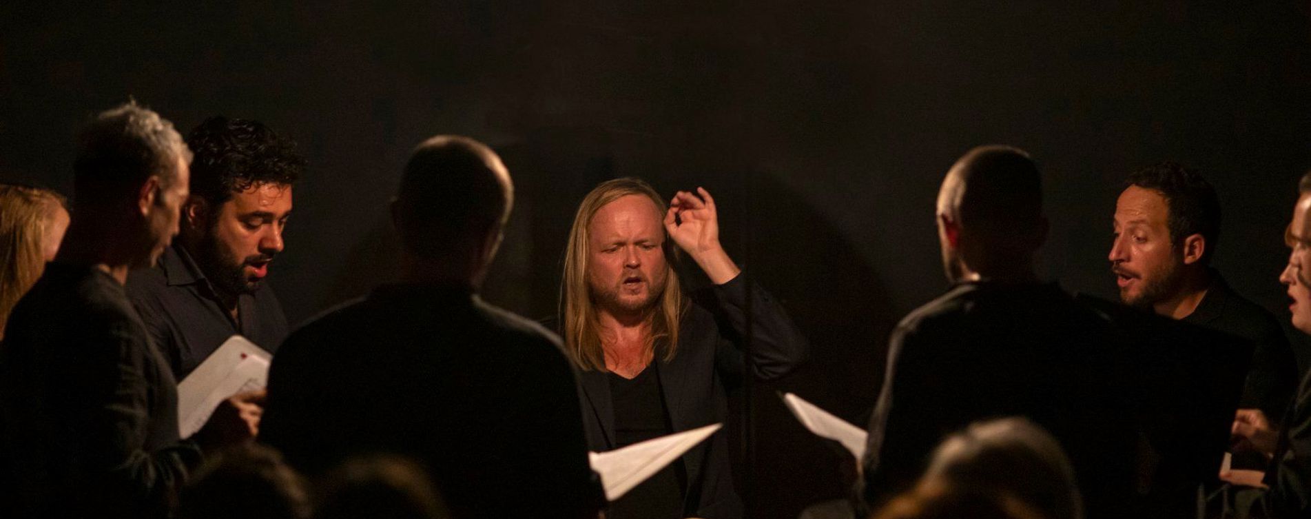 Model.HeaderVisualTitle