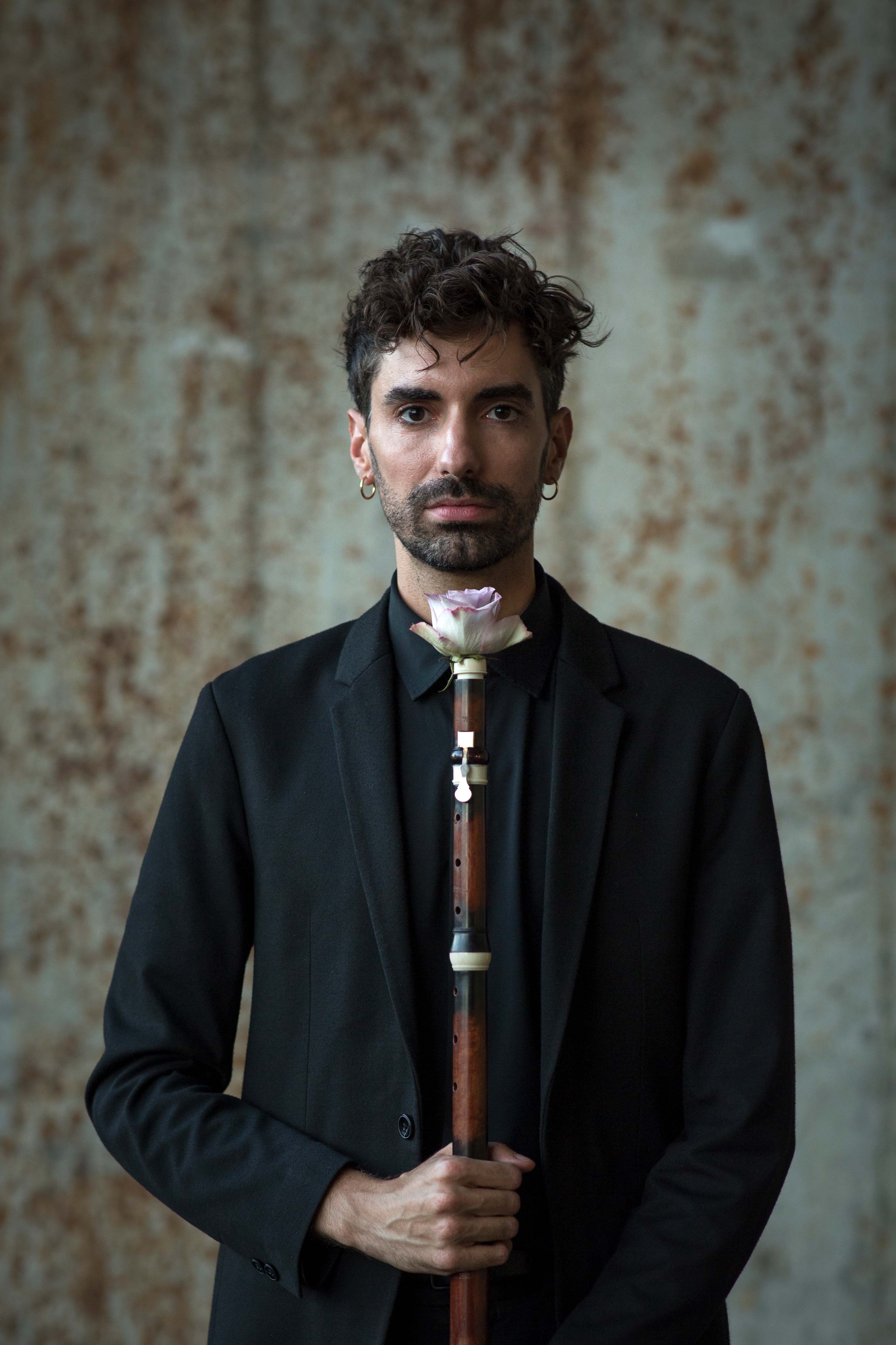 Model.HeaderVisualTitle