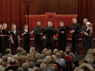 202639. Tenebrae Choir The Singing Byrd 5, Crown & Cross © Concertomedia