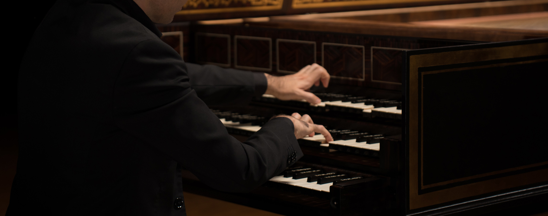 Model.HeaderVisualTitle