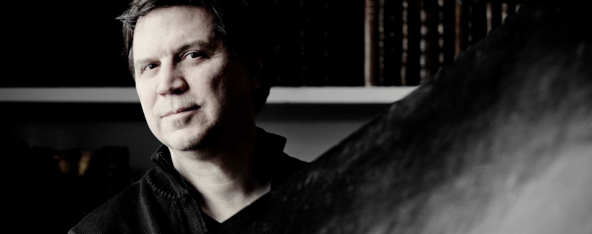 Model.HeaderVisualTitle