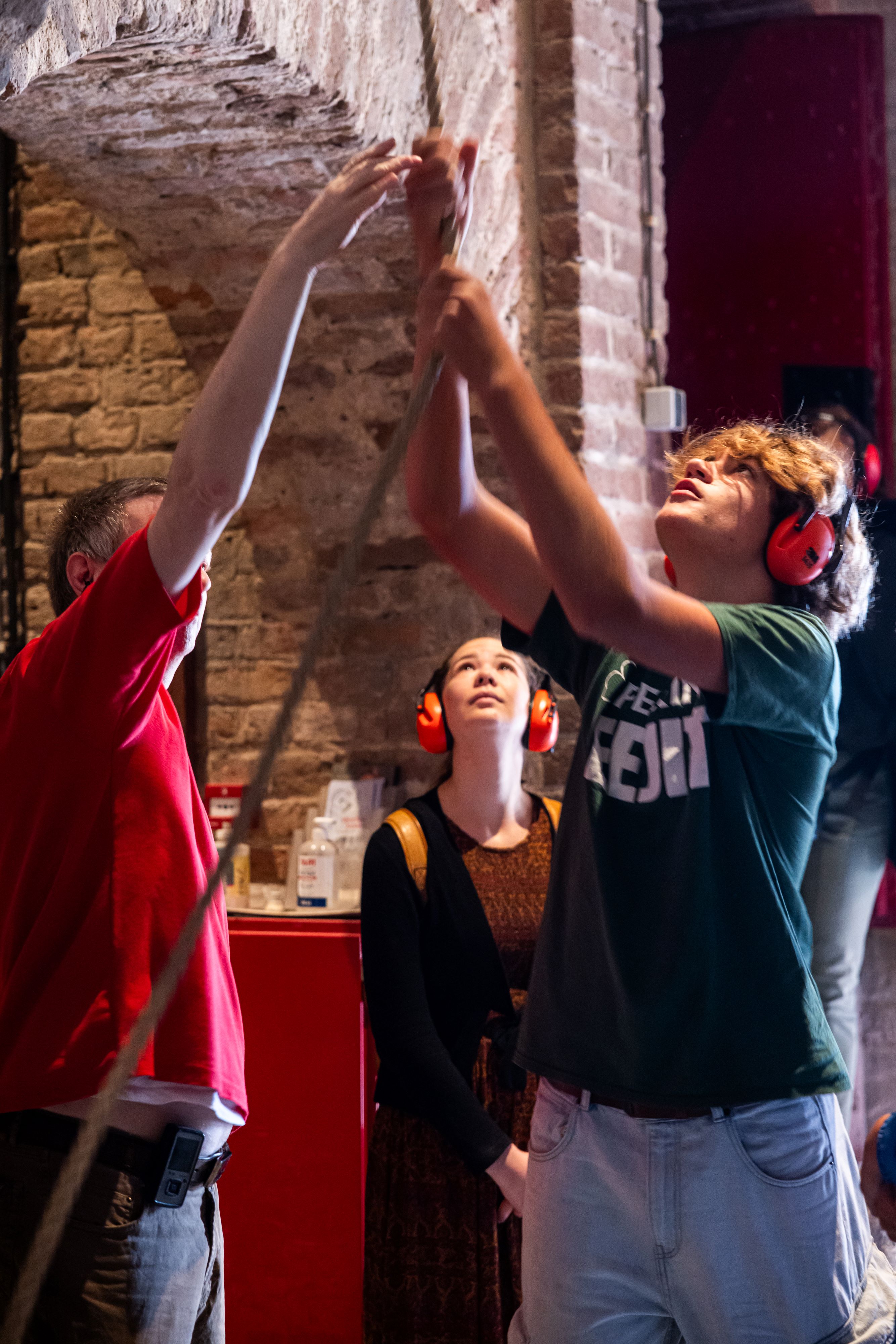 Model.HeaderVisualTitle