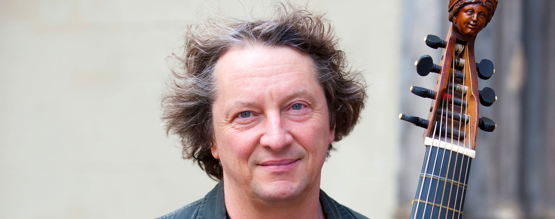 Model.HeaderVisualTitle