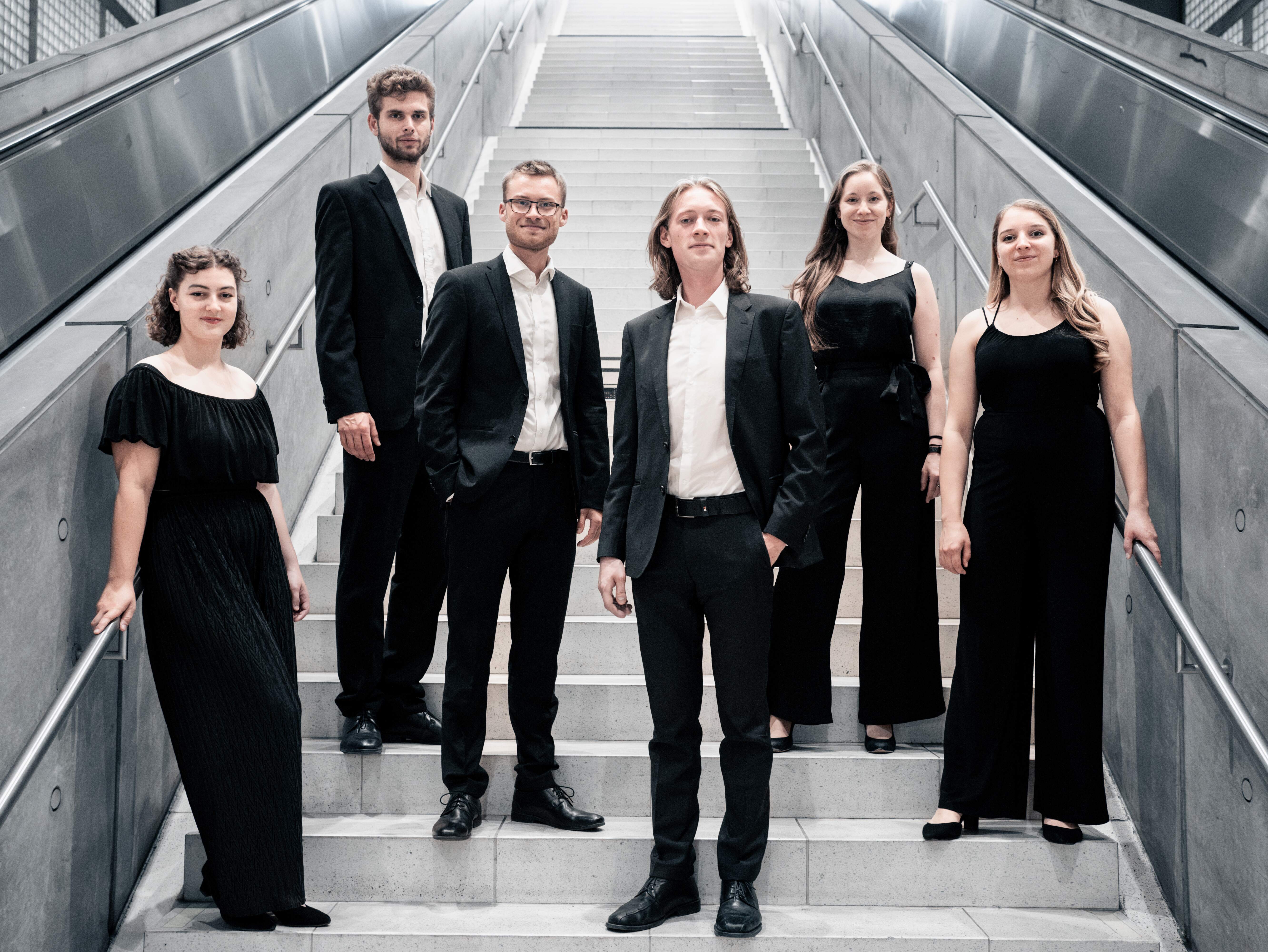 Model.HeaderVisualTitle