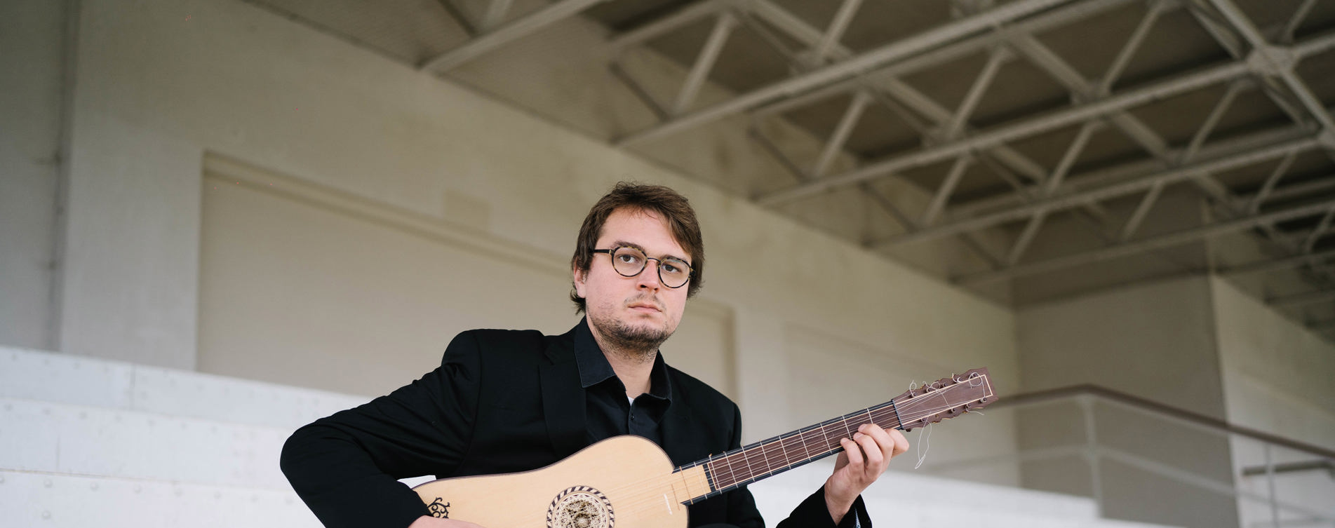 Model.HeaderVisualTitle